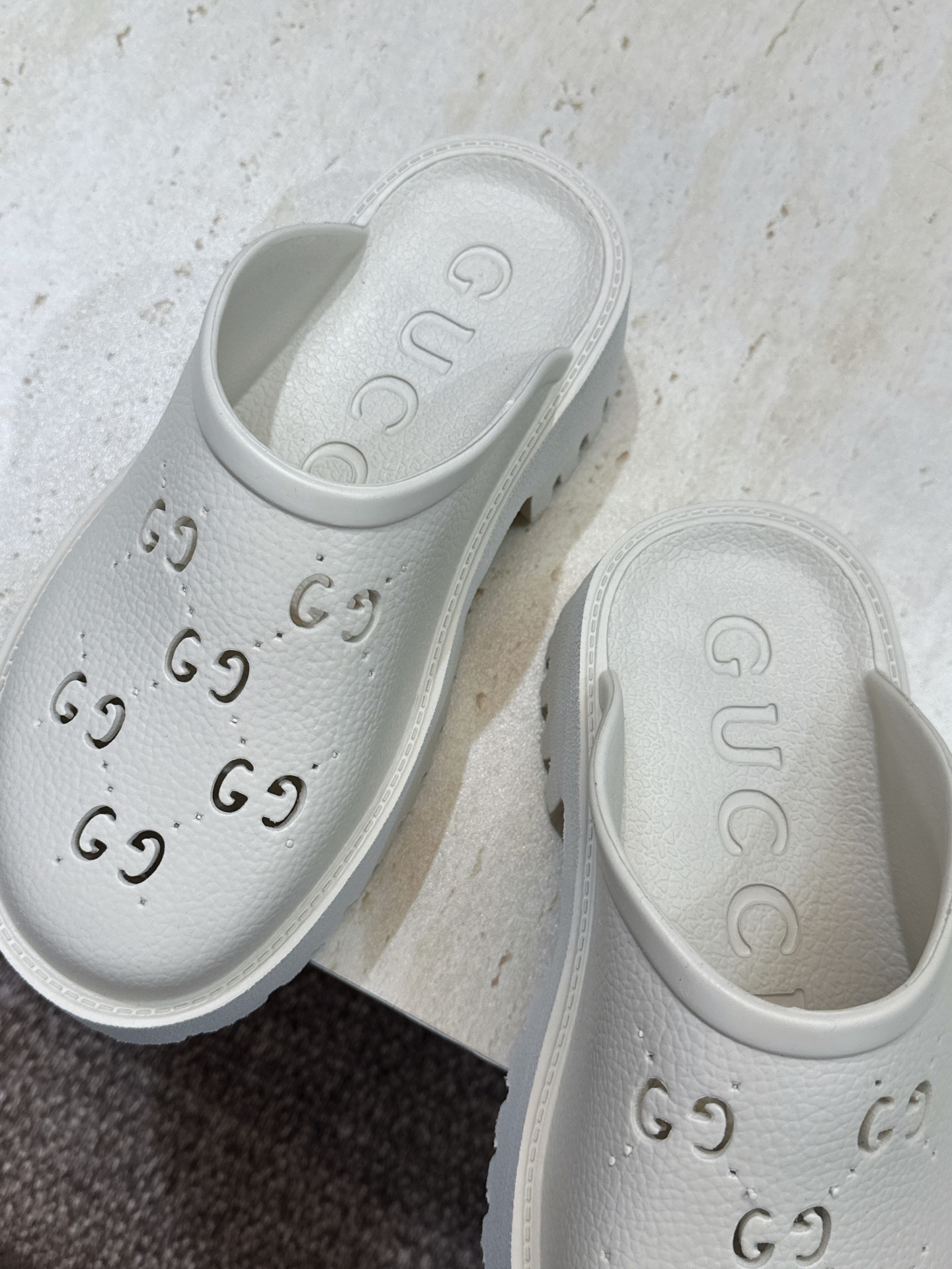GUCCI 古驰  2026春夏新款休闲沙滩女鞋  G家字母logo厚底圆头露趾穆勒凉拖鞋 跟高:5CM Size：35