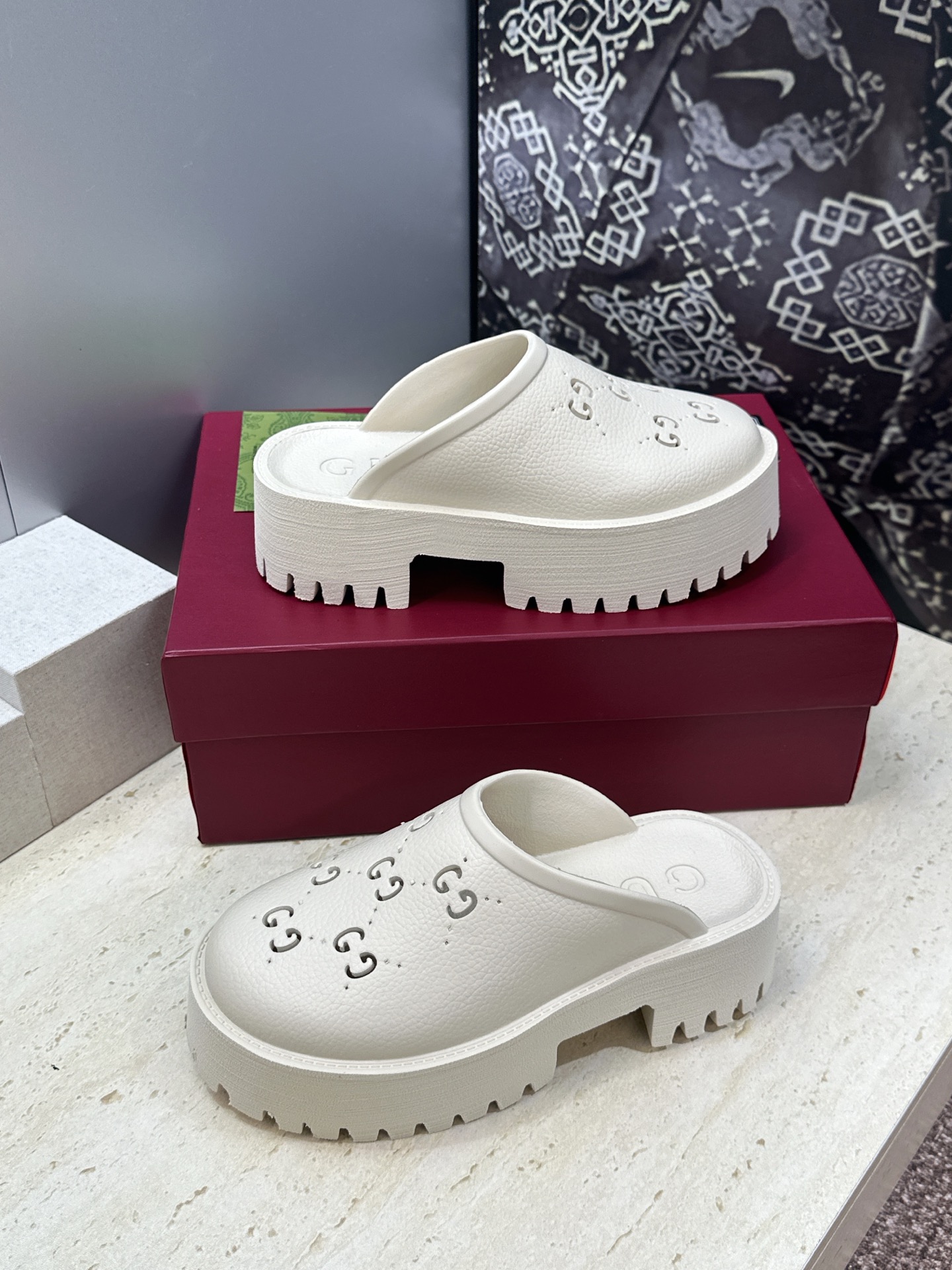 GUCCI 古驰  2026春夏新款休闲沙滩女鞋  G家字母logo厚底圆头露趾穆勒凉拖鞋 跟高:5CM Size：35