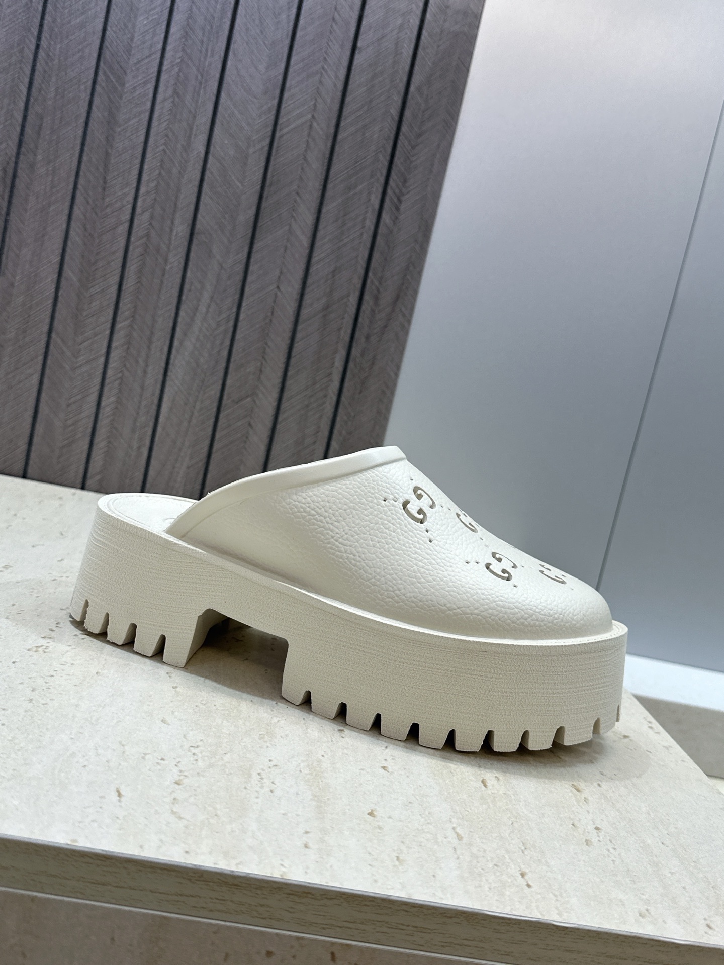 GUCCI 古驰  2026春夏新款休闲沙滩女鞋  G家字母logo厚底圆头露趾穆勒凉拖鞋 跟高:5CM Size：35