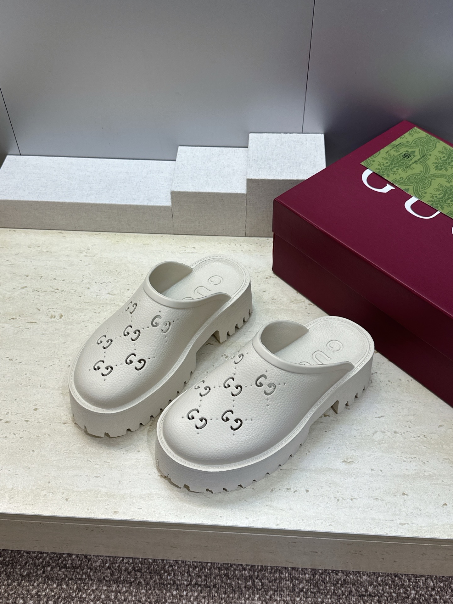 GUCCI 古驰  2026春夏新款休闲沙滩女鞋  G家字母logo厚底圆头露趾穆勒凉拖鞋 跟高:5CM Size：35