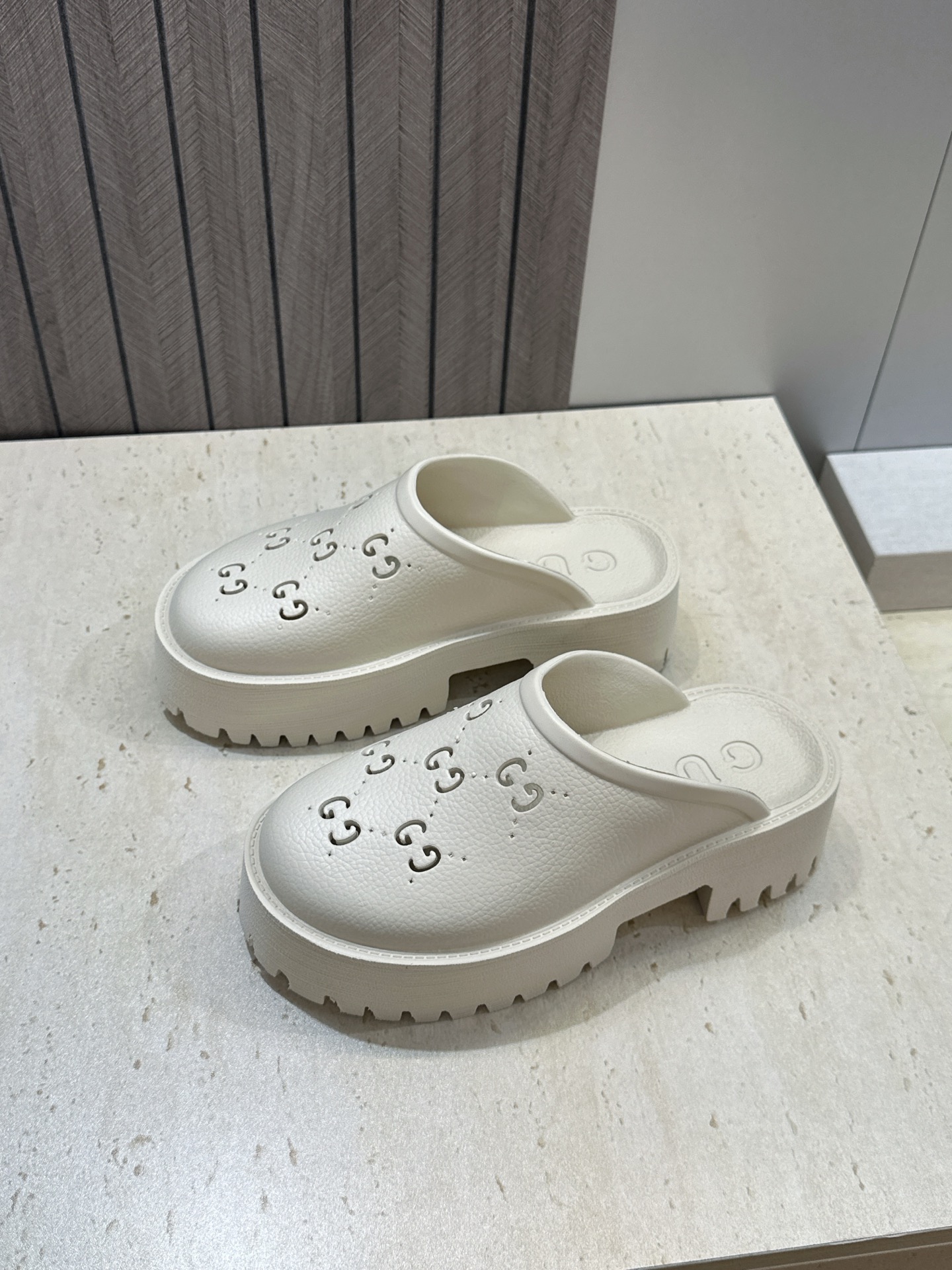 GUCCI 古驰  2026春夏新款休闲沙滩女鞋  G家字母logo厚底圆头露趾穆勒凉拖鞋 跟高:5CM Size：35