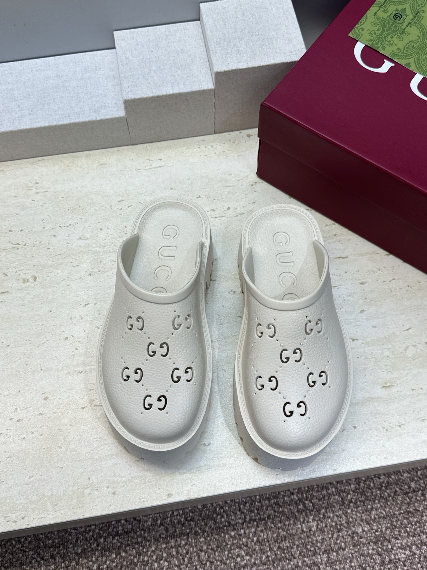 GUCCI 古驰  2026春夏新款休闲沙滩女鞋  G家字母logo厚底圆头露趾穆勒凉拖鞋 跟高:5CM Size：35