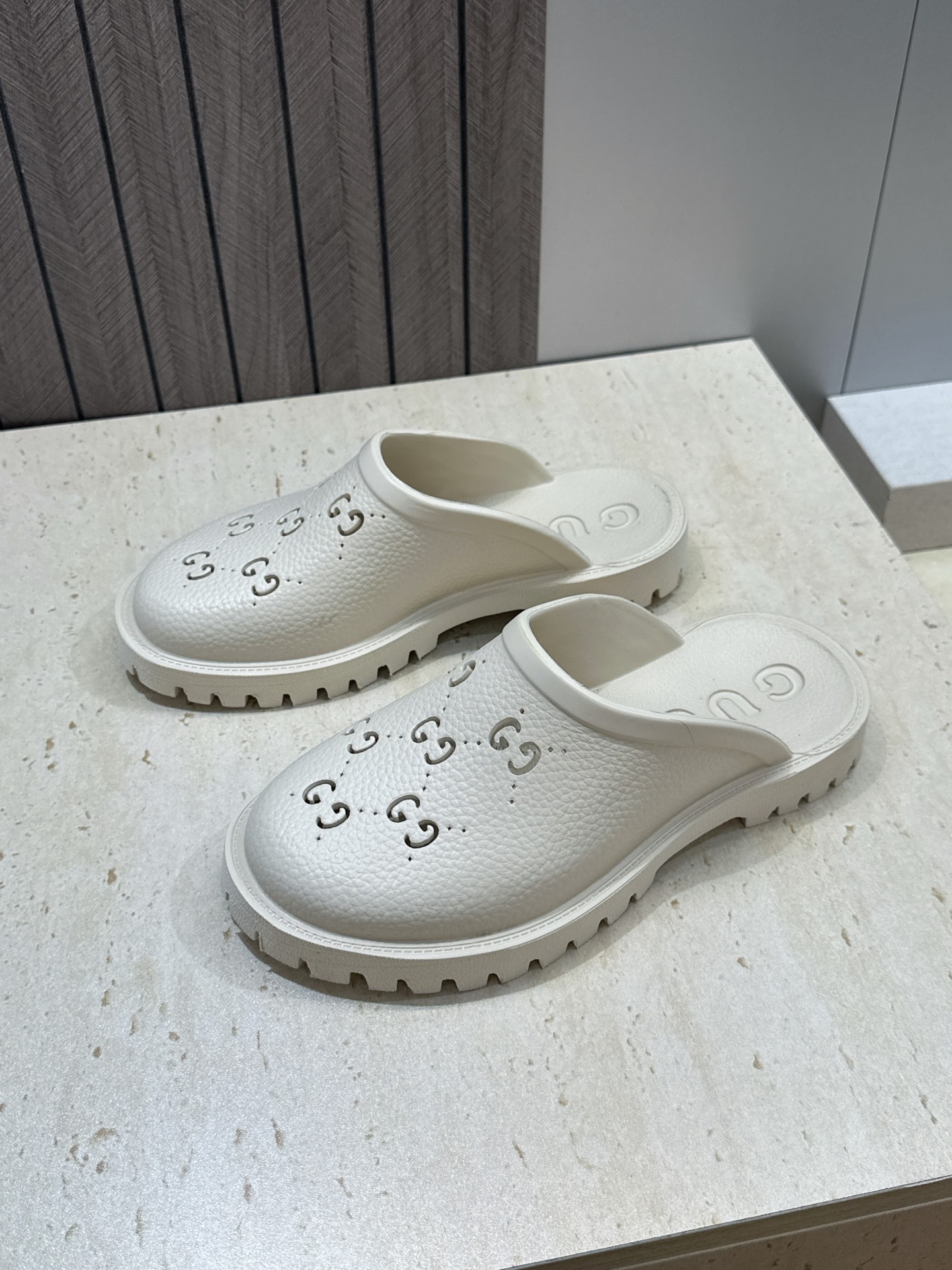 GUCCI 古驰  2026春夏情侣系列新款休闲沙滩女鞋  G家字母logo低跟圆头露趾穆勒凉拖鞋 Size：女码 35