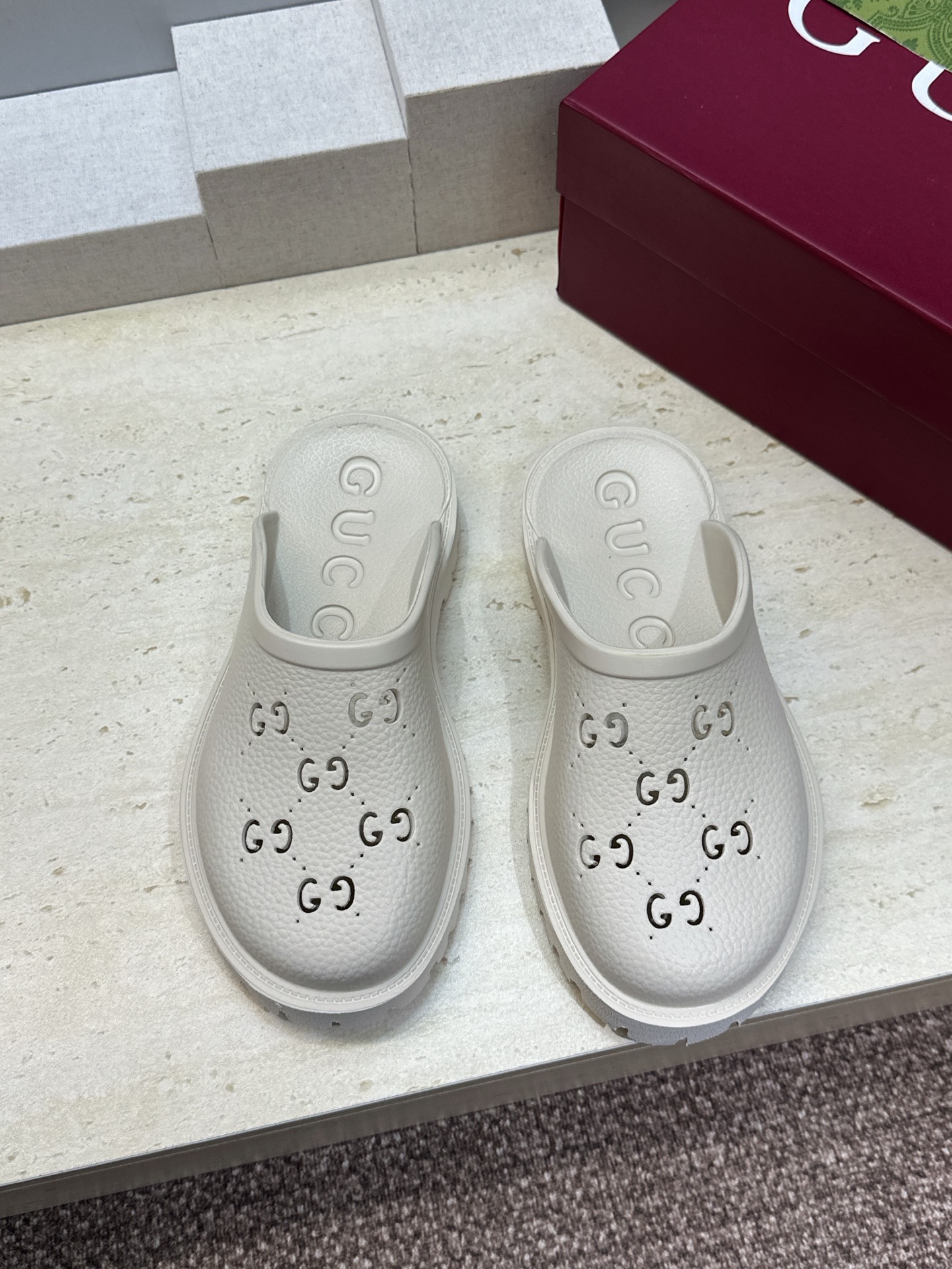 GUCCI 古驰  2026春夏情侣系列新款休闲沙滩女鞋  G家字母logo低跟圆头露趾穆勒凉拖鞋 Size：女码 35