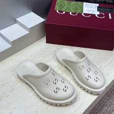 GUCCI 古驰 2026春夏情侣系列新款休闲沙滩女鞋 G家字母logo低跟圆头露趾穆勒凉拖鞋 Size:女码 35 GUCCI 古驰 2026春夏情侣系列新款休闲沙滩女鞋 G家字母logo低跟圆头露趾穆勒凉拖鞋 Size:女码 35