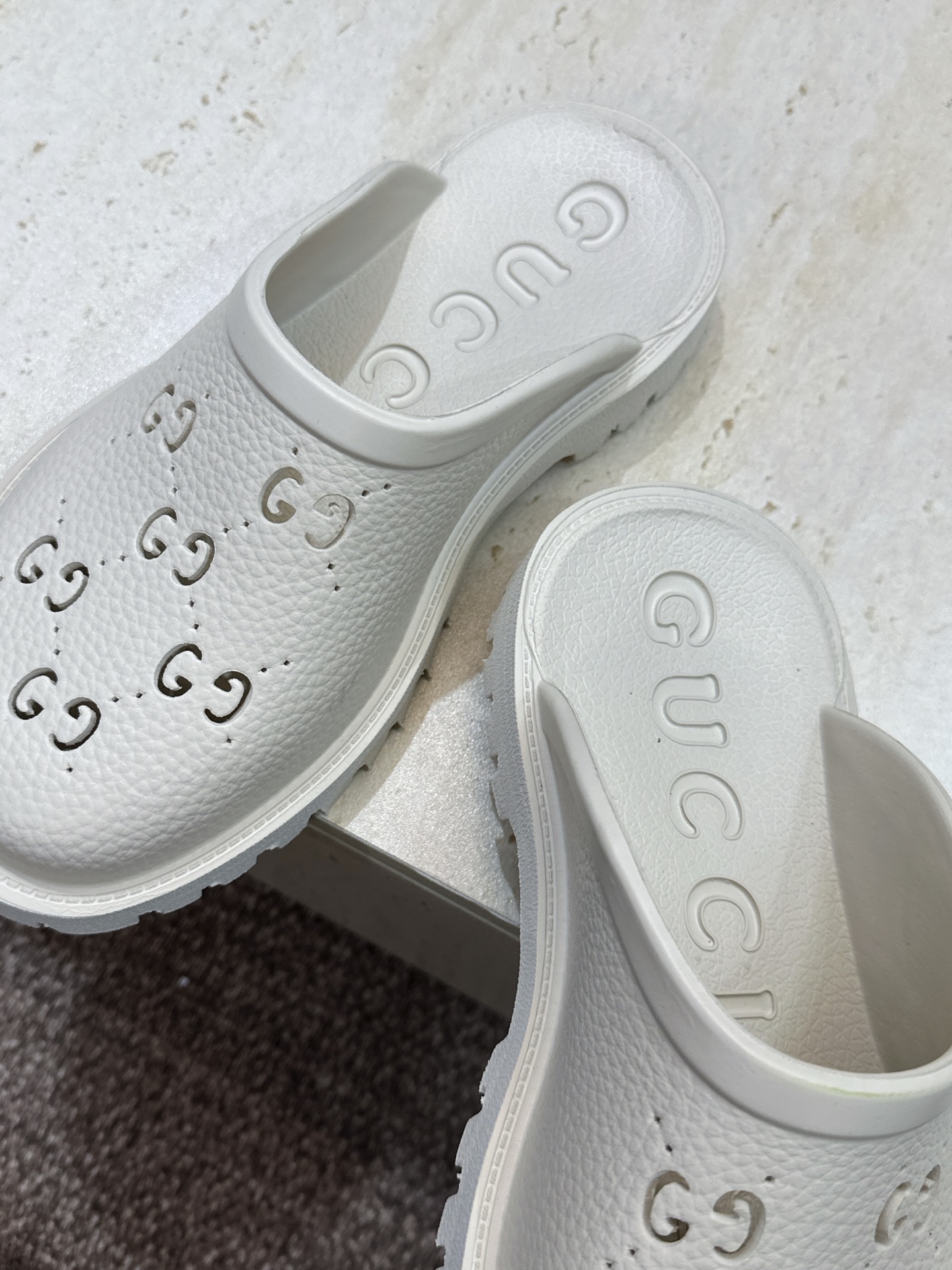 GUCCI 古驰  2026春夏情侣系列新款休闲沙滩女鞋  G家字母logo低跟圆头露趾穆勒凉拖鞋 Size：女码 35