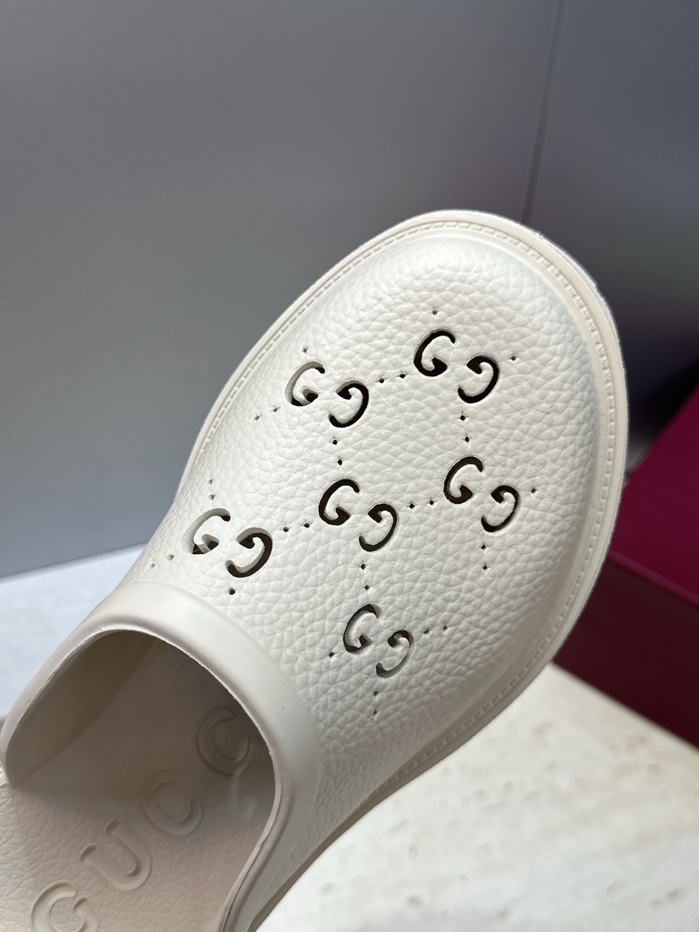 GUCCI 古驰  2026春夏情侣系列新款休闲沙滩女鞋  G家字母logo低跟圆头露趾穆勒凉拖鞋 Size：女码 35