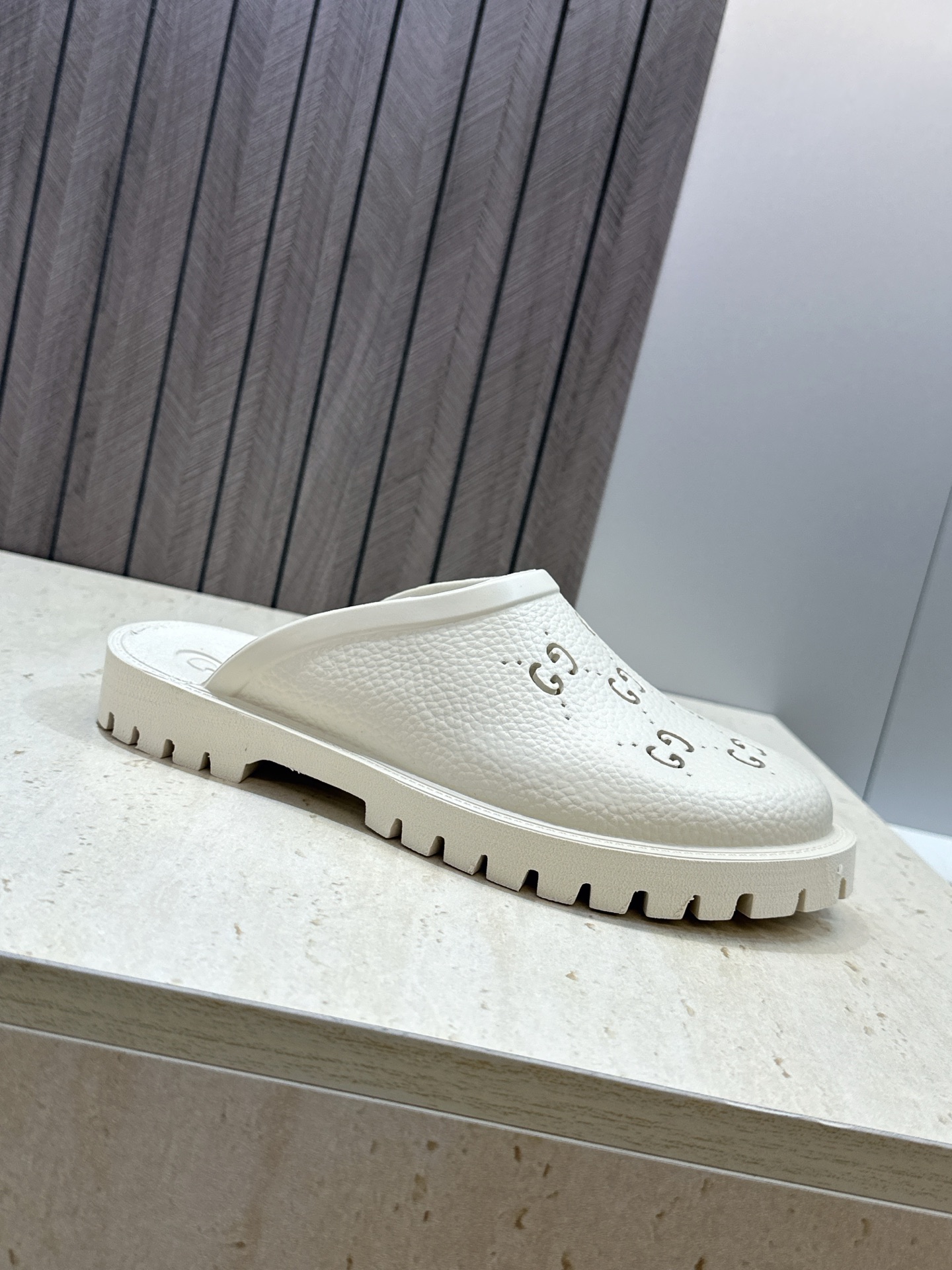 GUCCI 古驰  2026春夏情侣系列新款休闲沙滩女鞋  G家字母logo低跟圆头露趾穆勒凉拖鞋 Size：女码 35