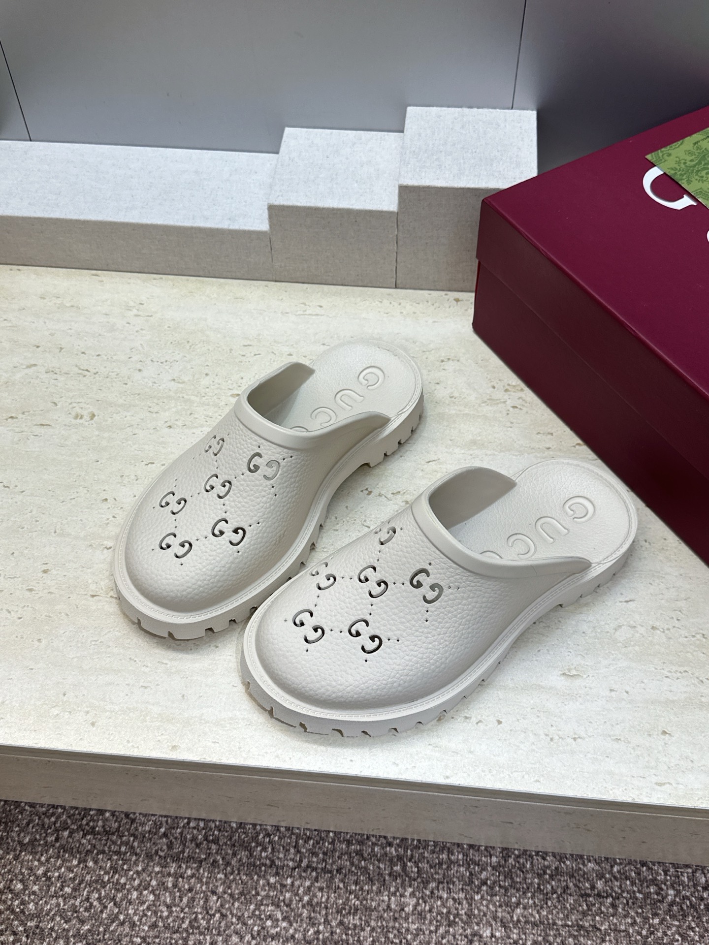 GUCCI 古驰  2026春夏情侣系列新款休闲沙滩女鞋  G家字母logo低跟圆头露趾穆勒凉拖鞋 Size：女码 35