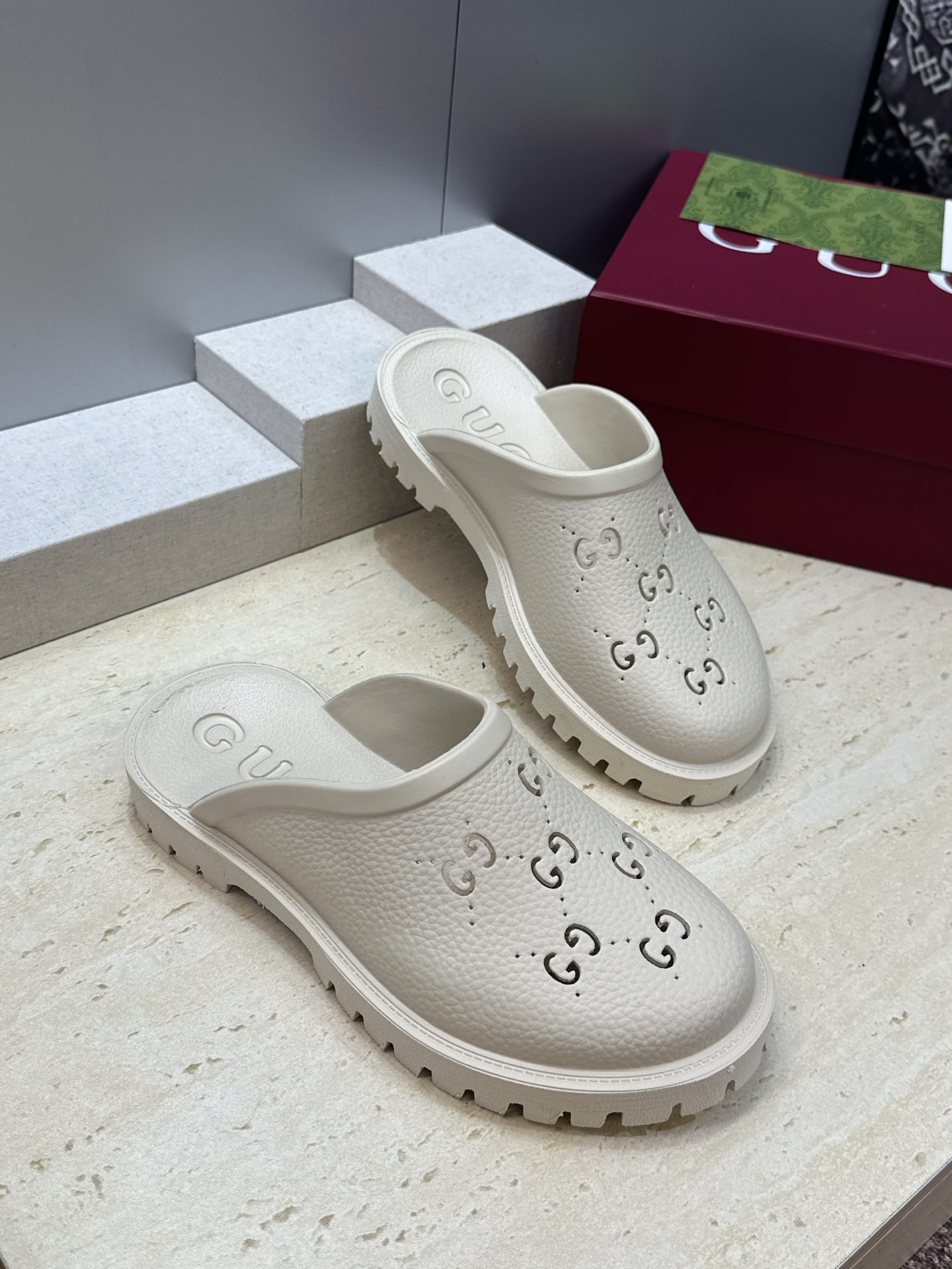 GUCCI 古驰  2026春夏情侣系列新款休闲沙滩女鞋  G家字母logo低跟圆头露趾穆勒凉拖鞋 Size：女码 35