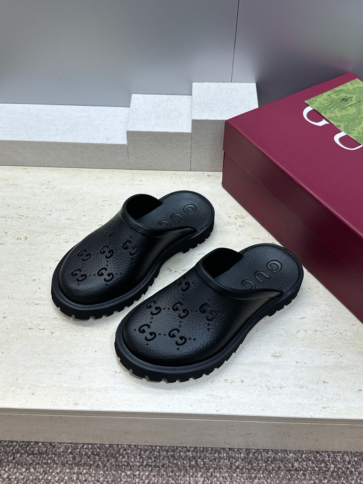 GUCCI 古驰  2026春夏情侣系列新款休闲沙滩女鞋  G家字母logo低跟圆头露趾穆勒凉拖鞋 Size：女码 35