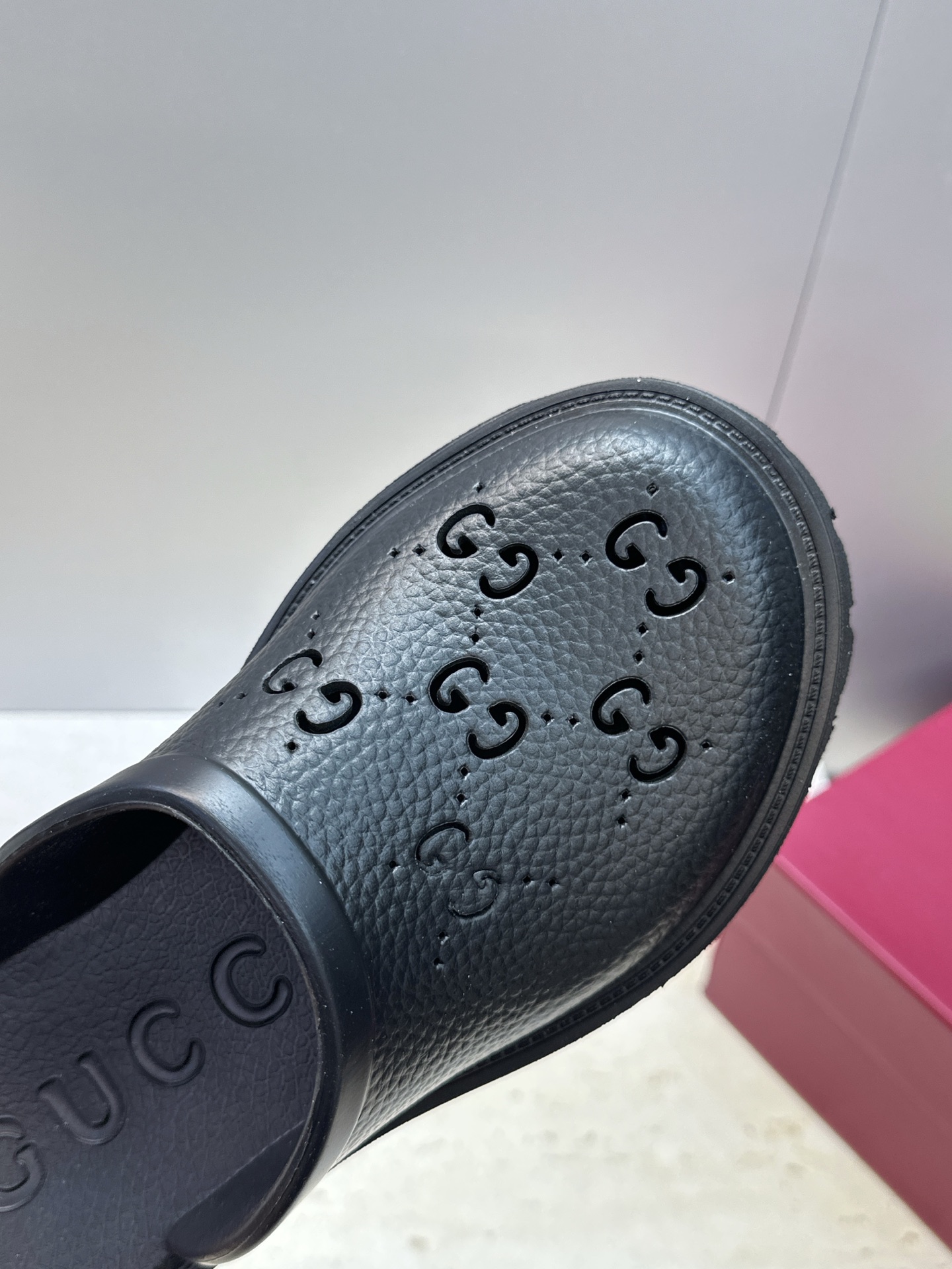 GUCCI 古驰  2026春夏情侣系列新款休闲沙滩女鞋  G家字母logo低跟圆头露趾穆勒凉拖鞋 Size：女码 35