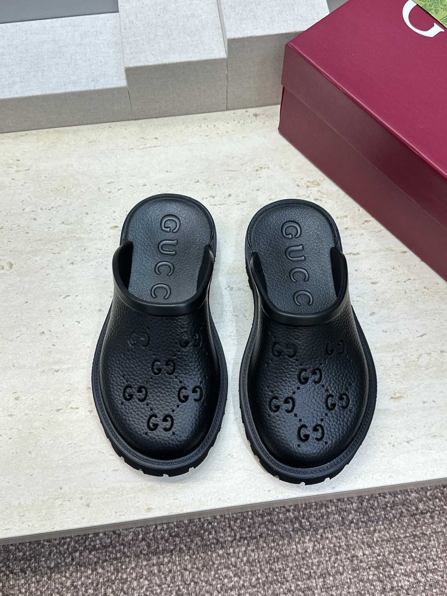 GUCCI 古驰  2026春夏情侣系列新款休闲沙滩女鞋  G家字母logo低跟圆头露趾穆勒凉拖鞋 Size：女码 35