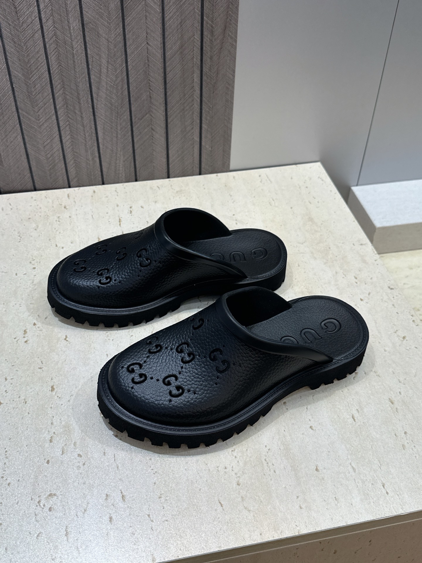 GUCCI 古驰  2026春夏情侣系列新款休闲沙滩女鞋  G家字母logo低跟圆头露趾穆勒凉拖鞋 Size：女码 35
