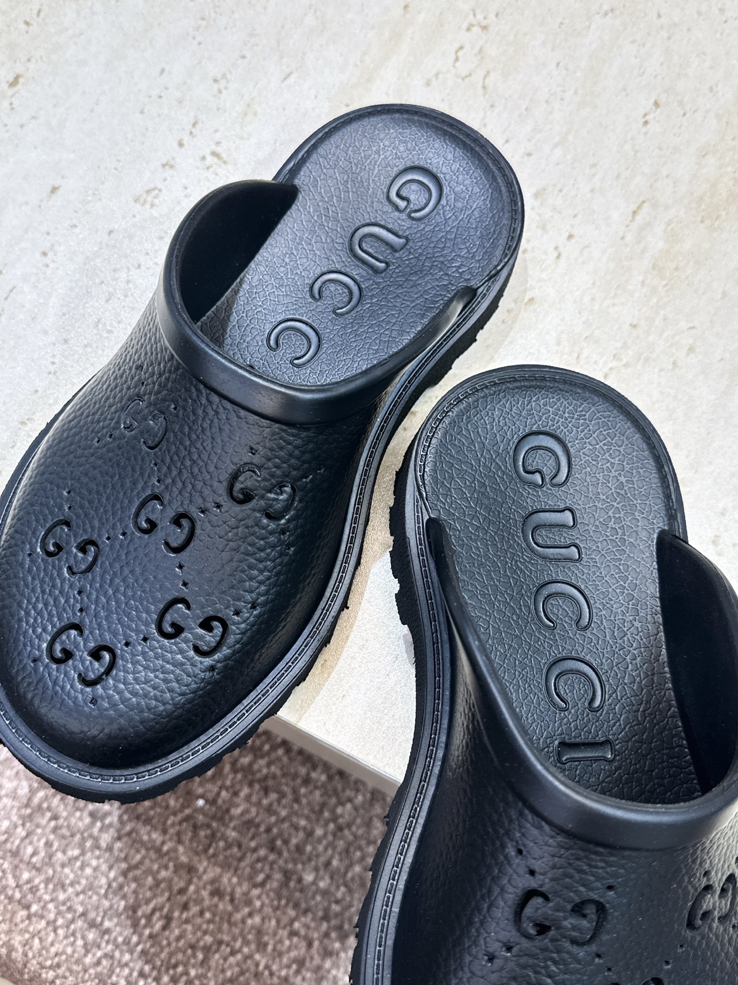 GUCCI 古驰  2026春夏情侣系列新款休闲沙滩女鞋  G家字母logo低跟圆头露趾穆勒凉拖鞋 Size：女码 35