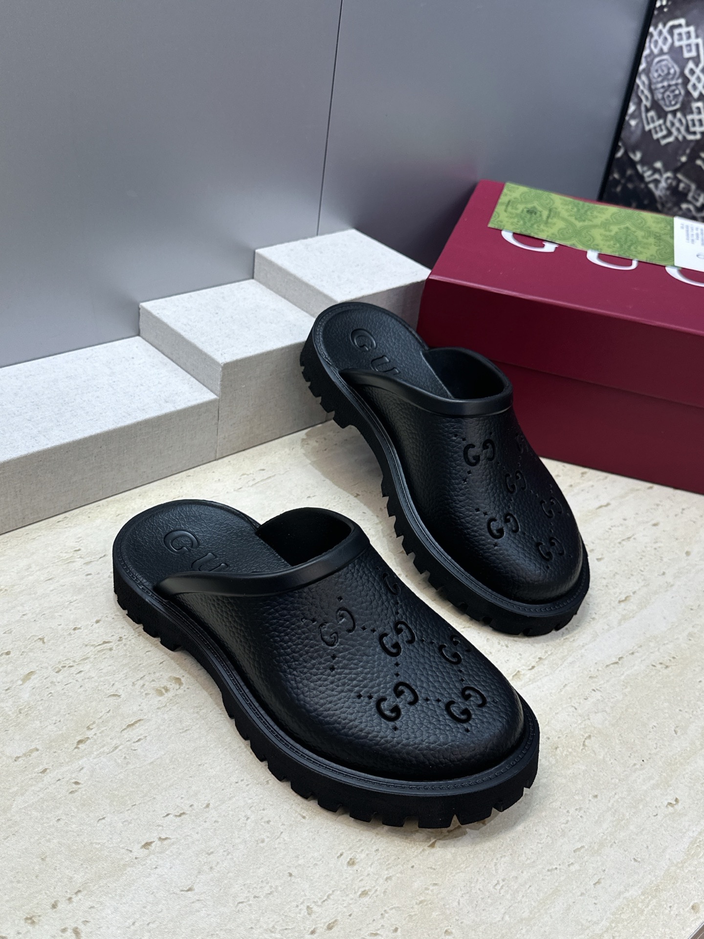 GUCCI 古驰  2026春夏情侣系列新款休闲沙滩女鞋  G家字母logo低跟圆头露趾穆勒凉拖鞋 Size：女码 35