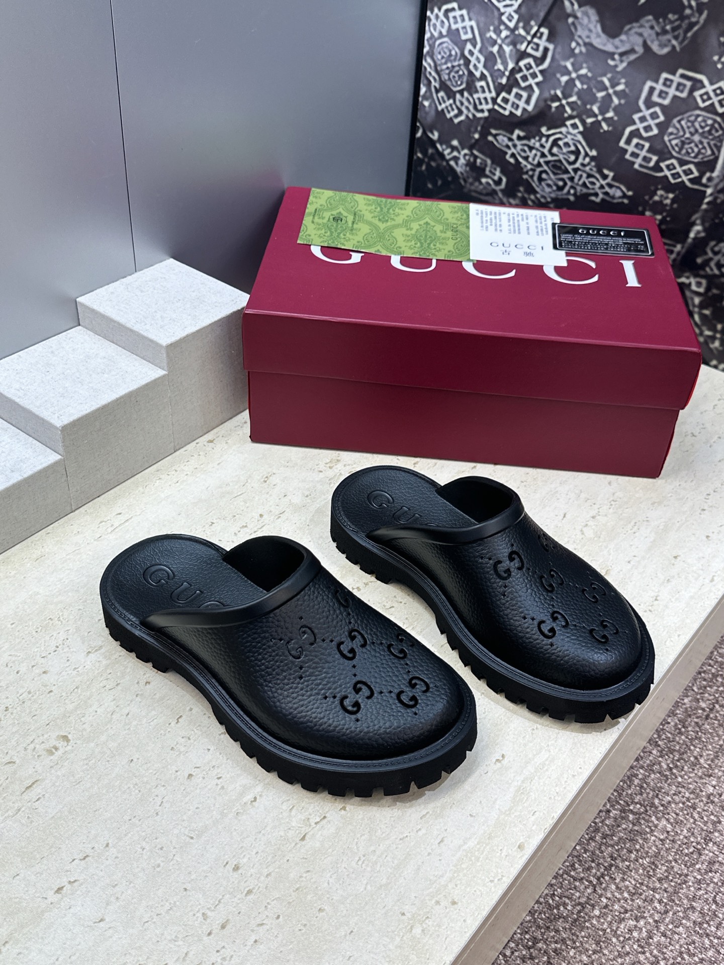 GUCCI 古驰  2026春夏情侣系列新款休闲沙滩女鞋  G家字母logo低跟圆头露趾穆勒凉拖鞋 Size：女码 35