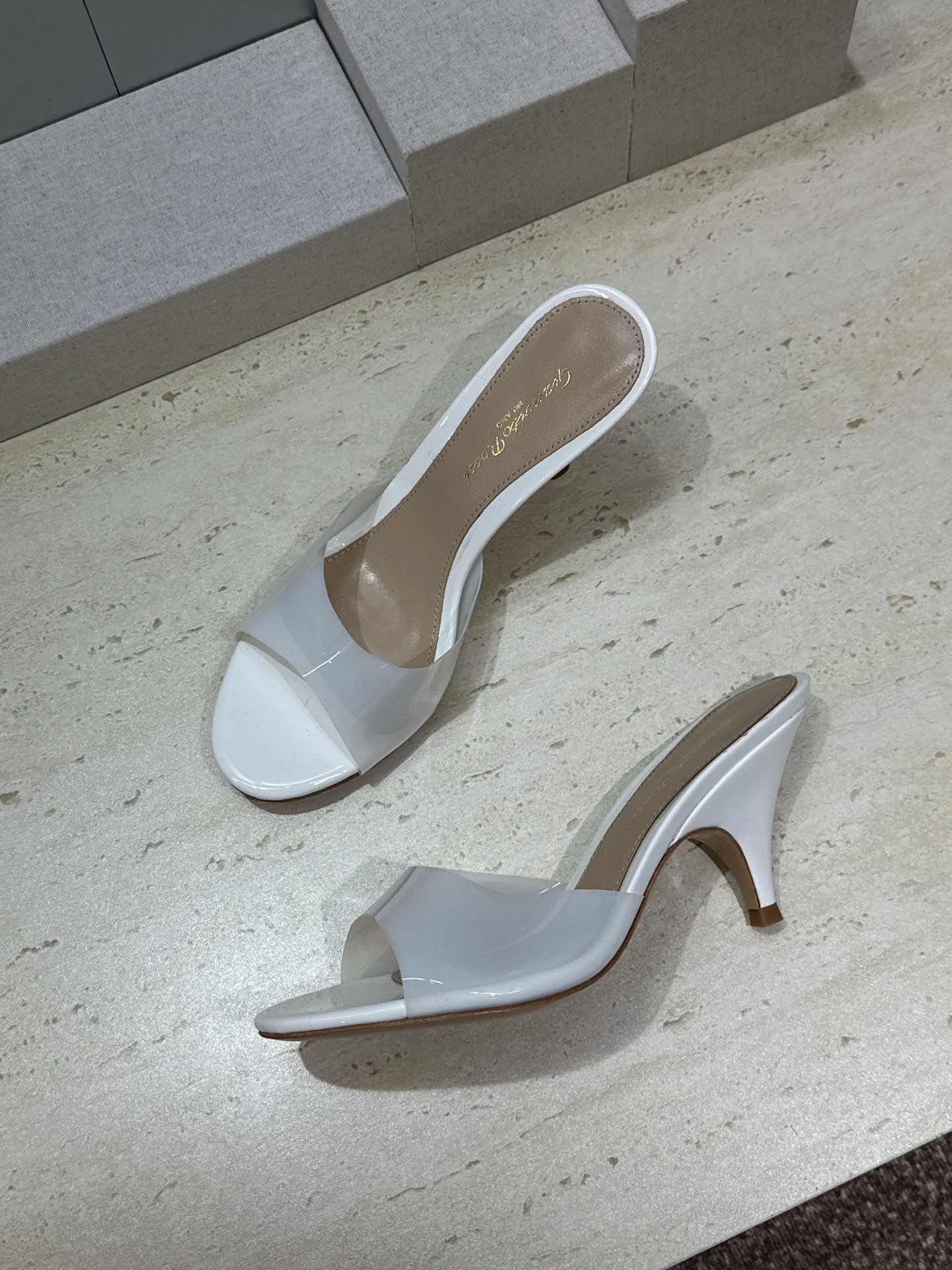 Gianvito Rossi 塞乔.罗茜2026春夏新款糖果色女鞋 GR字母logo高跟圆头鱼嘴露趾拼色凉拖鞋 材质:鞋 Gianvito Rossi 塞乔.罗茜2026春夏新款糖果色女鞋 GR字母logo高跟圆头鱼嘴露趾拼色凉拖鞋 材质:鞋