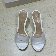 Gianvito Rossi 塞乔.罗茜2026春夏新款糖果色女鞋 GR字母logo高跟圆头鱼嘴露趾拼色凉拖鞋 材质:鞋 Gianvito Rossi 塞乔.罗茜2026春夏新款糖果色女鞋 GR字母logo高跟圆头鱼嘴露趾拼色凉拖鞋 材质:鞋