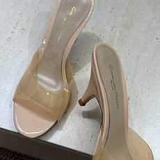 Gianvito Rossi 塞乔.罗茜2026春夏新款糖果色女鞋 GR字母logo高跟圆头鱼嘴露趾拼色凉拖鞋 材质:鞋 Gianvito Rossi 塞乔.罗茜2026春夏新款糖果色女鞋 GR字母logo高跟圆头鱼嘴露趾拼色凉拖鞋 材质:鞋