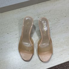 Gianvito Rossi 塞乔.罗茜2026春夏新款糖果色女鞋 GR字母logo高跟圆头鱼嘴露趾拼色凉拖鞋 材质:鞋 Gianvito Rossi 塞乔.罗茜2026春夏新款糖果色女鞋 GR字母logo高跟圆头鱼嘴露趾拼色凉拖鞋 材质:鞋