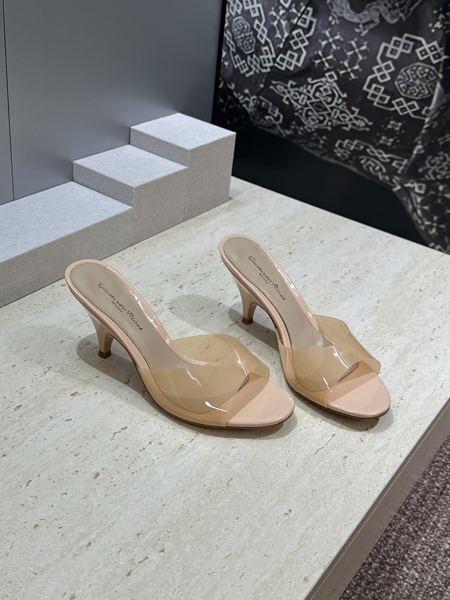 NO:926647,Gianvito Rossi Segio Rossi's 2026 spring and summer new candy-colored women's shoes GR letter logo high-heeled round-head fish mouth open toe color-blocking sandals and slippers Material upper imported cow patent leather splicing environmentally friendly transparent film + water-dyed sheepskin lining + Italian genuine leather outsole Heel height: 6.5CM Size: 34-42 (34.40.41.42 custom-made and non-returnable), high-heeled shoes and slippers, high  heels,slippers,sheepskin,leather soles19860909Gianvito Rossi 塞乔.罗茜2026春夏新款糖果色女鞋 GR字母logo高跟圆头鱼嘴露趾拼色凉拖鞋 材质鞋面进口牛漆皮拼接环保透明胶片+水染羊皮内里+意大利真皮大底 跟高:6.5CM Size:34-42(34.40.41.42定做不退换）,高跟鞋拖鞋,high heels,slippers,sheepskin,Leather soles,Women's Shoes