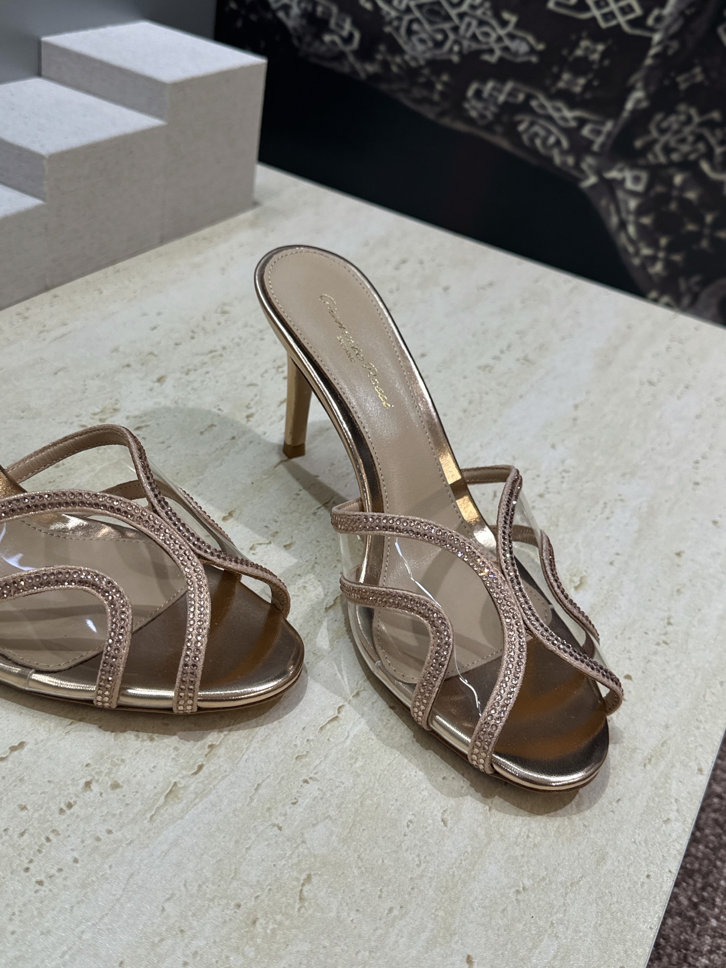Gianvito Rossi 塞乔.罗茜2026春夏新款糖果色水钻女鞋 GR字母logo高跟圆头鱼嘴露趾拼色凉拖鞋 材质 Gianvito Rossi 塞乔.罗茜2026春夏新款糖果色水钻女鞋 GR字母logo高跟圆头鱼嘴露趾拼色凉拖鞋 材质