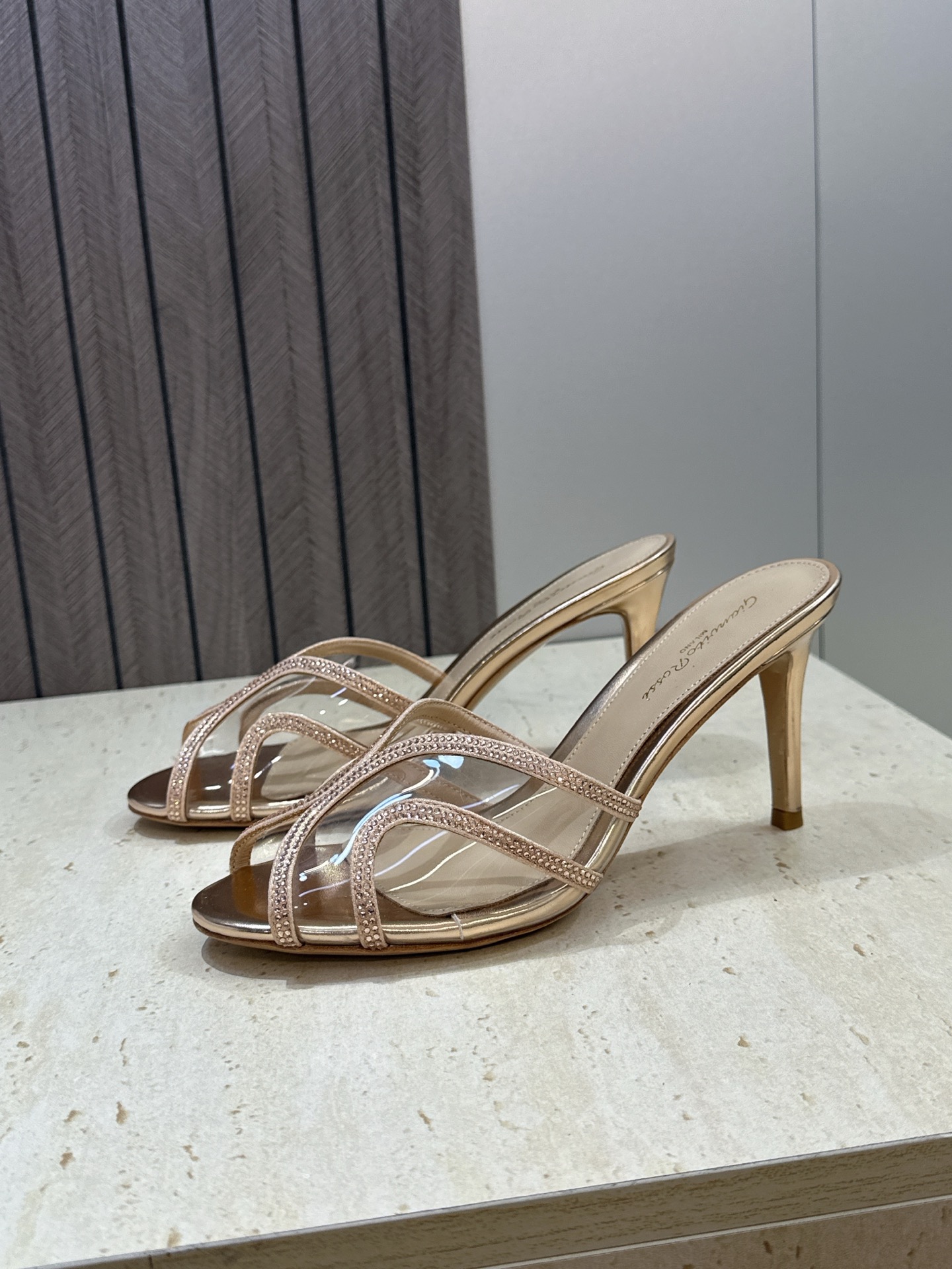Gianvito Rossi 塞乔.罗茜2026春夏新款糖果色水钻女鞋 GR字母logo高跟圆头鱼嘴露趾拼色凉拖鞋 材质 Gianvito Rossi 塞乔.罗茜2026春夏新款糖果色水钻女鞋 GR字母logo高跟圆头鱼嘴露趾拼色凉拖鞋 材质