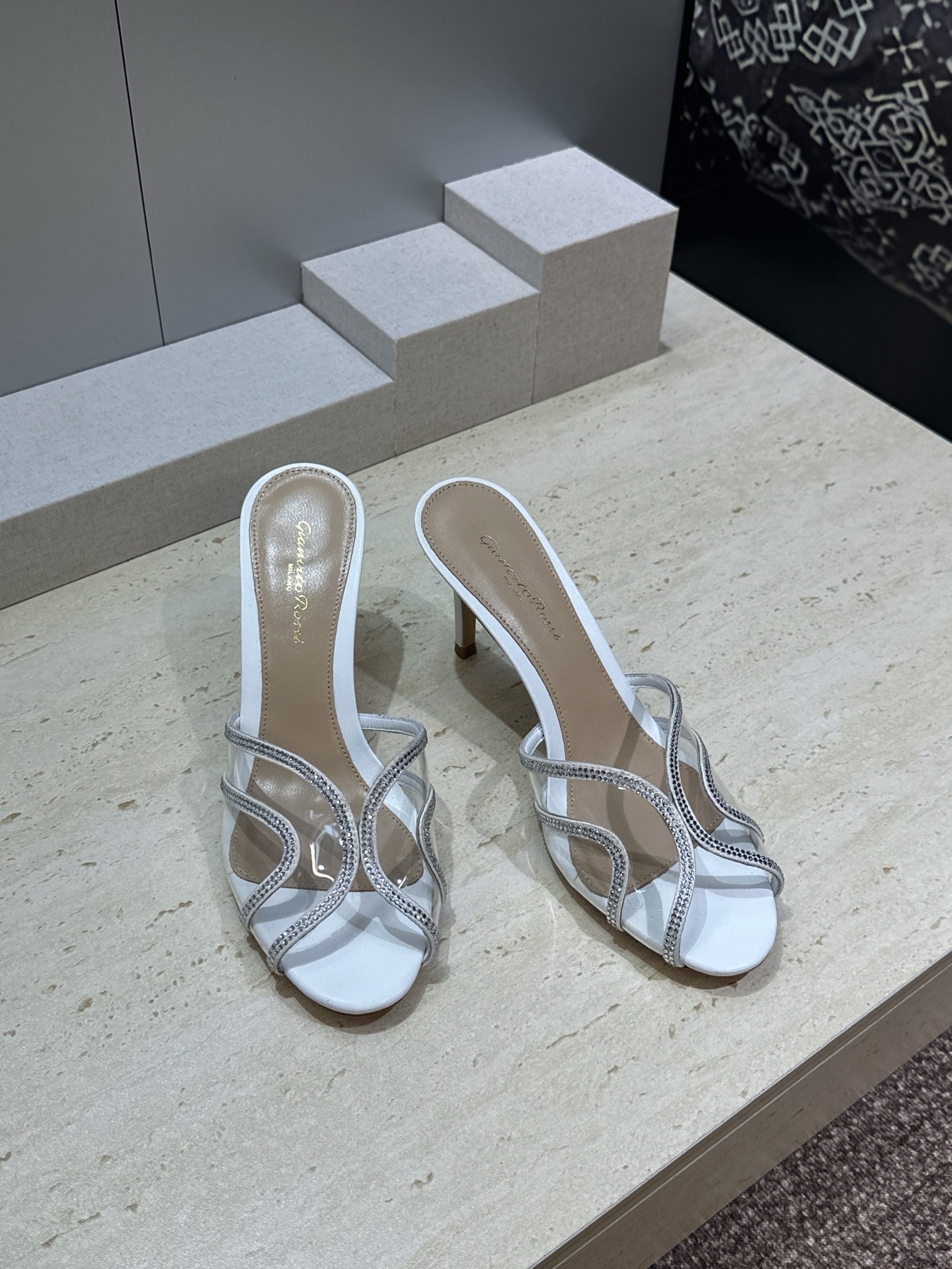 Gianvito Rossi 塞乔.罗茜2026春夏新款糖果色水钻女鞋 GR字母logo高跟圆头鱼嘴露趾拼色凉拖鞋 材质 Gianvito Rossi 塞乔.罗茜2026春夏新款糖果色水钻女鞋 GR字母logo高跟圆头鱼嘴露趾拼色凉拖鞋 材质
