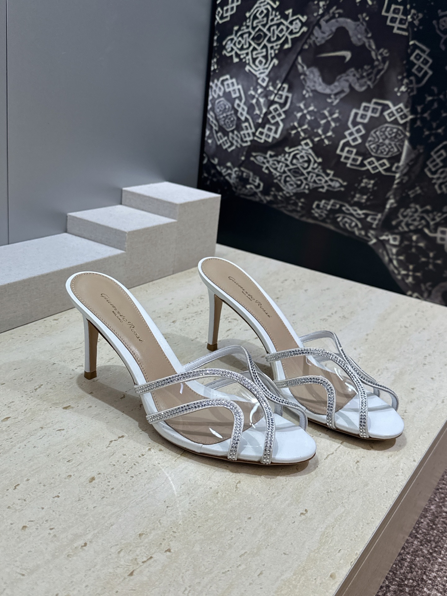 Gianvito Rossi 塞乔.罗茜2026春夏新款糖果色水钻女鞋 GR字母logo高跟圆头鱼嘴露趾拼色凉拖鞋 材质 Gianvito Rossi 塞乔.罗茜2026春夏新款糖果色水钻女鞋 GR字母logo高跟圆头鱼嘴露趾拼色凉拖鞋 材质