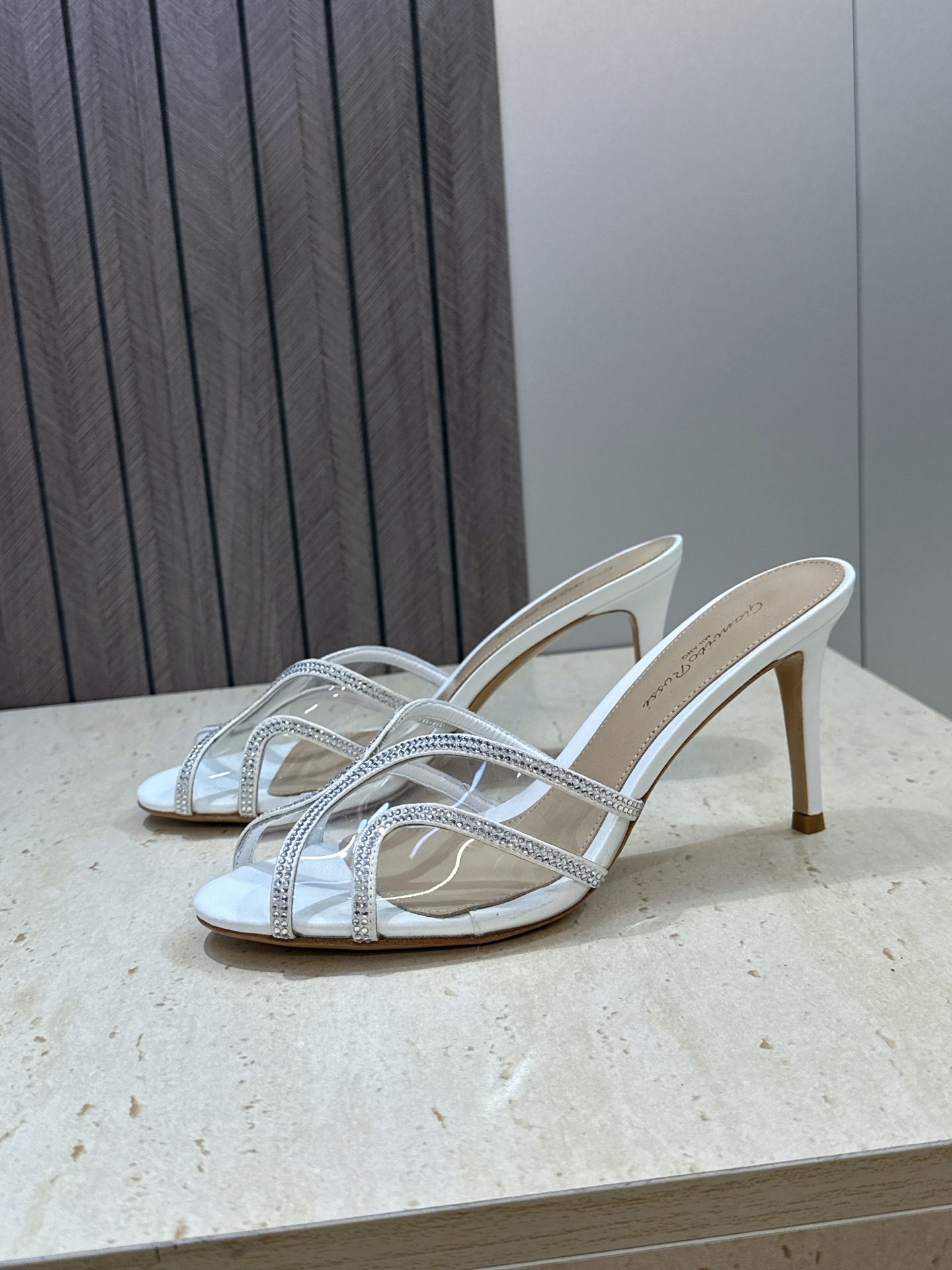 Gianvito Rossi 塞乔.罗茜2026春夏新款糖果色水钻女鞋 GR字母logo高跟圆头鱼嘴露趾拼色凉拖鞋 材质 Gianvito Rossi 塞乔.罗茜2026春夏新款糖果色水钻女鞋 GR字母logo高跟圆头鱼嘴露趾拼色凉拖鞋 材质