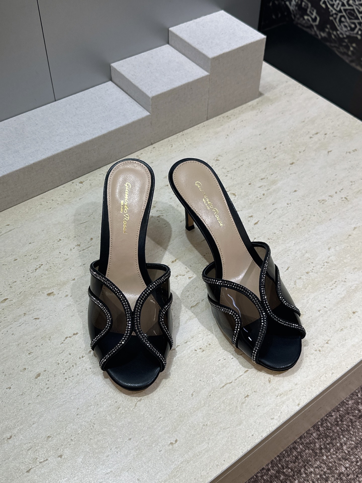 Gianvito Rossi 塞乔.罗茜2026春夏新款糖果色水钻女鞋 GR字母logo高跟圆头鱼嘴露趾拼色凉拖鞋 材质 Gianvito Rossi 塞乔.罗茜2026春夏新款糖果色水钻女鞋 GR字母logo高跟圆头鱼嘴露趾拼色凉拖鞋 材质