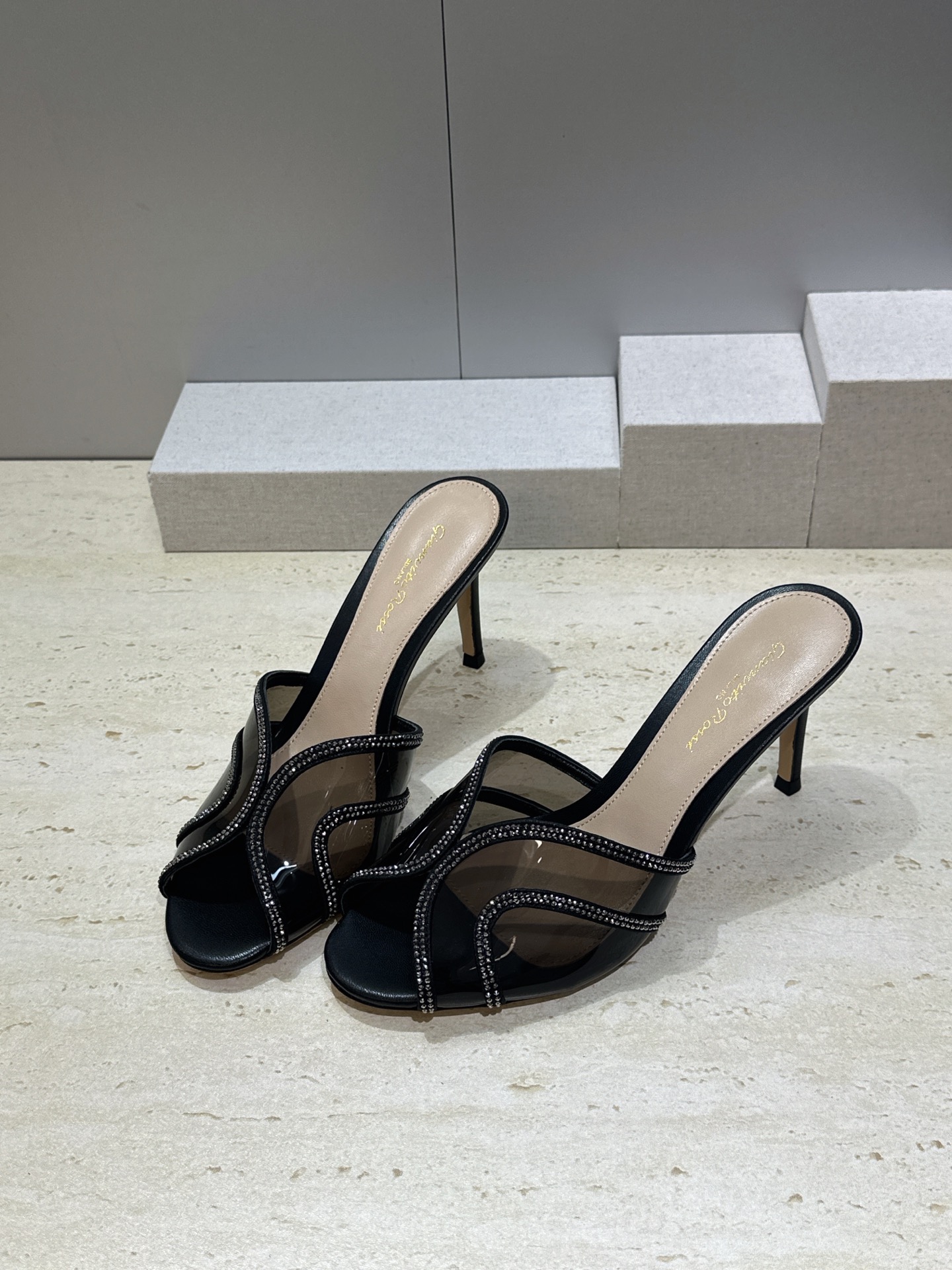 Gianvito Rossi 塞乔.罗茜2026春夏新款糖果色水钻女鞋 GR字母logo高跟圆头鱼嘴露趾拼色凉拖鞋 材质 Gianvito Rossi 塞乔.罗茜2026春夏新款糖果色水钻女鞋 GR字母logo高跟圆头鱼嘴露趾拼色凉拖鞋 材质