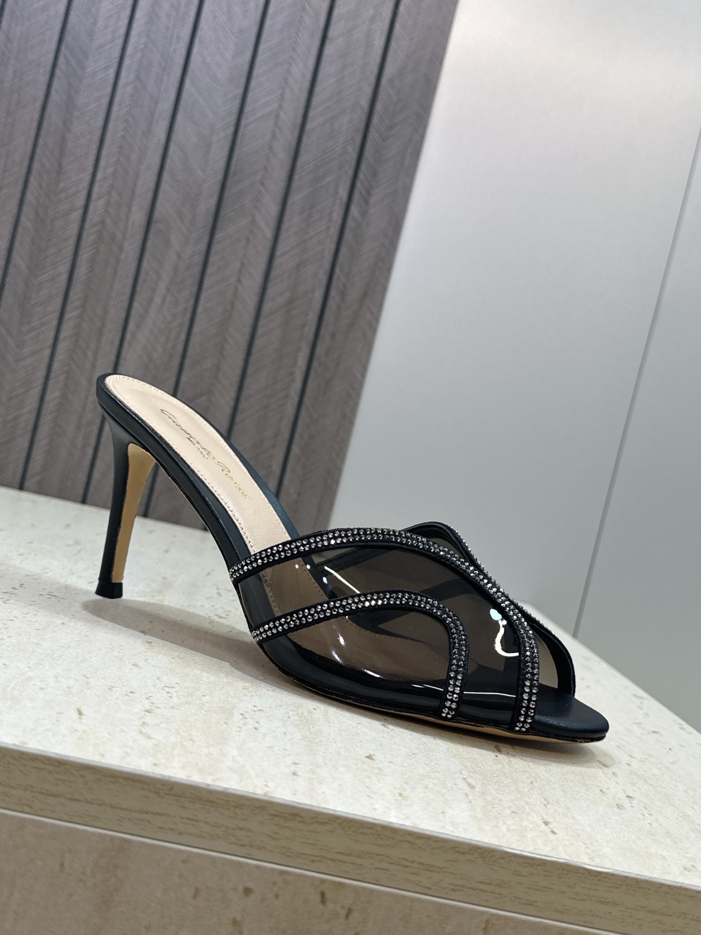 Gianvito Rossi 塞乔.罗茜2026春夏新款糖果色水钻女鞋 GR字母logo高跟圆头鱼嘴露趾拼色凉拖鞋 材质 Gianvito Rossi 塞乔.罗茜2026春夏新款糖果色水钻女鞋 GR字母logo高跟圆头鱼嘴露趾拼色凉拖鞋 材质