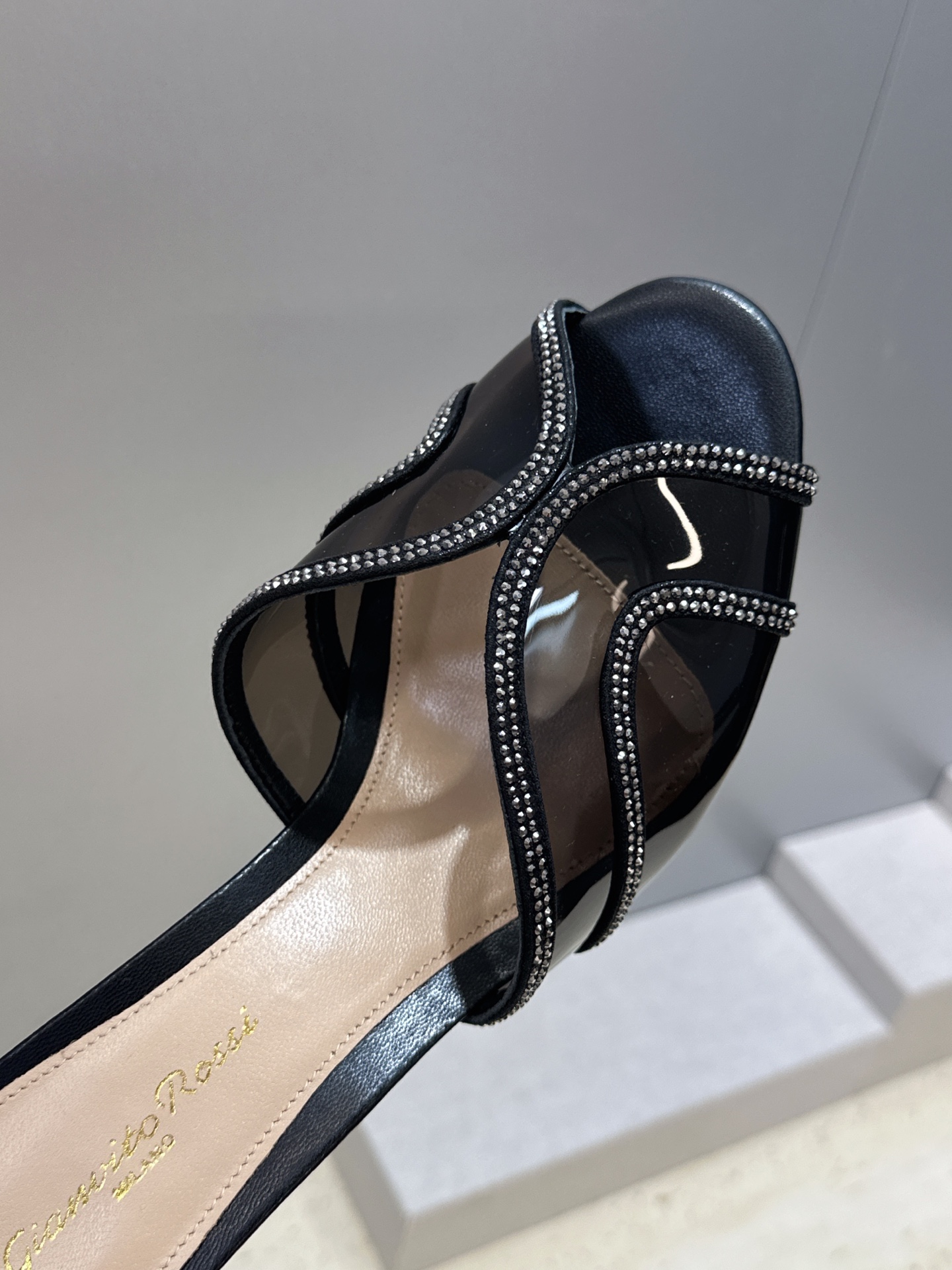 Gianvito Rossi 塞乔.罗茜2026春夏新款糖果色水钻女鞋 GR字母logo高跟圆头鱼嘴露趾拼色凉拖鞋 材质 Gianvito Rossi 塞乔.罗茜2026春夏新款糖果色水钻女鞋 GR字母logo高跟圆头鱼嘴露趾拼色凉拖鞋 材质