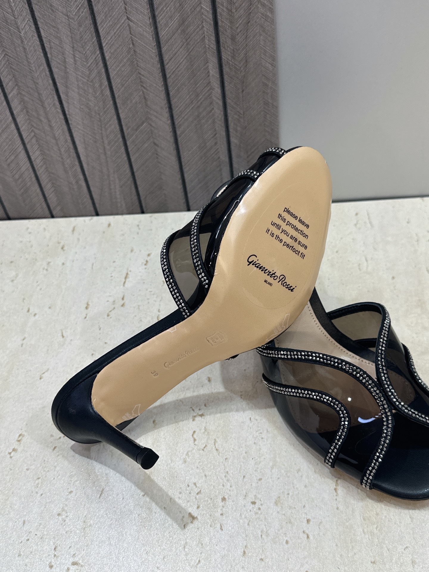 Gianvito Rossi 塞乔.罗茜2026春夏新款糖果色水钻女鞋 GR字母logo高跟圆头鱼嘴露趾拼色凉拖鞋 材质 Gianvito Rossi 塞乔.罗茜2026春夏新款糖果色水钻女鞋 GR字母logo高跟圆头鱼嘴露趾拼色凉拖鞋 材质