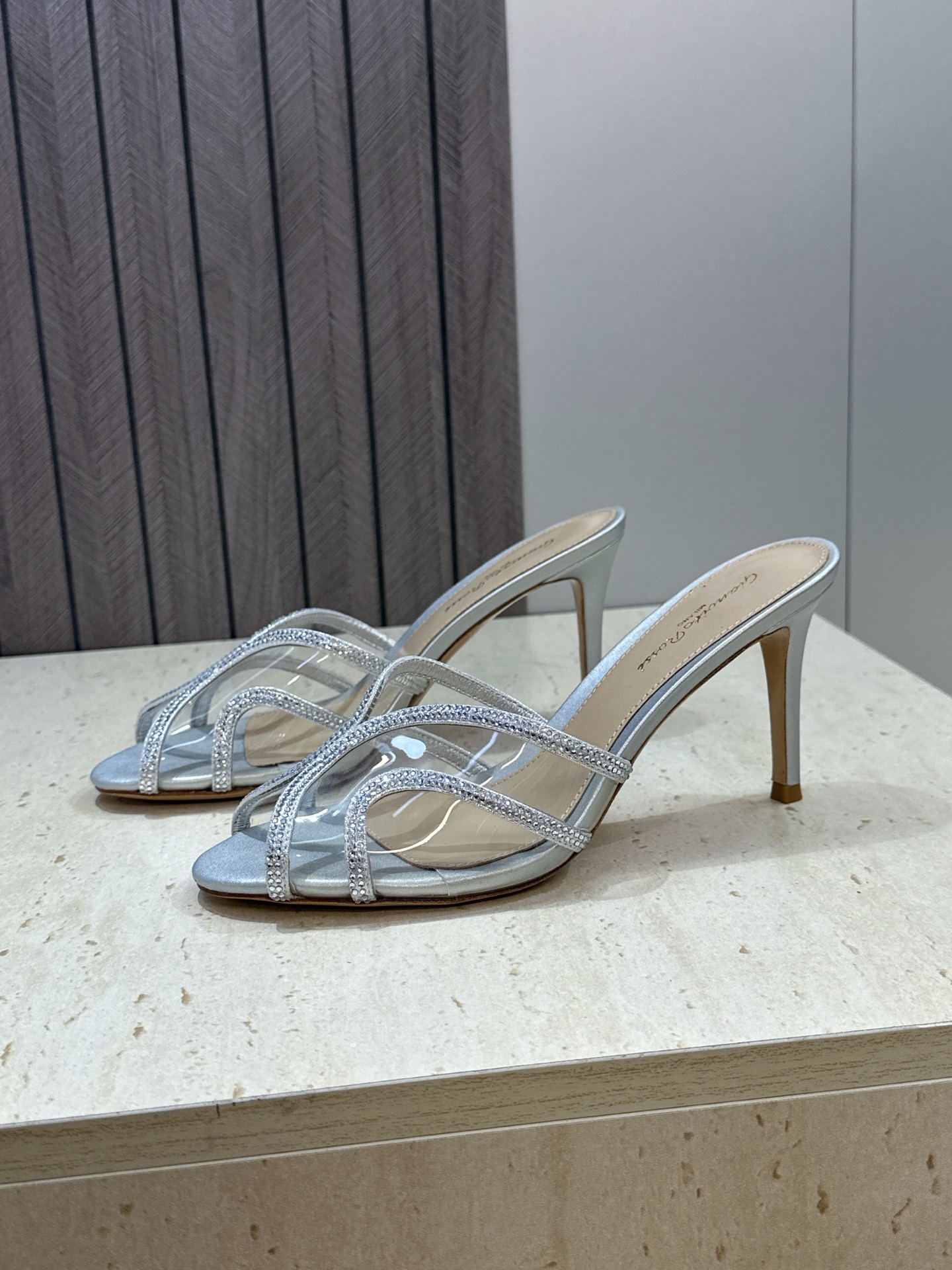 Gianvito Rossi 塞乔.罗茜2026春夏新款糖果色水钻女鞋 GR字母logo高跟圆头鱼嘴露趾拼色凉拖鞋 材质 Gianvito Rossi 塞乔.罗茜2026春夏新款糖果色水钻女鞋 GR字母logo高跟圆头鱼嘴露趾拼色凉拖鞋 材质