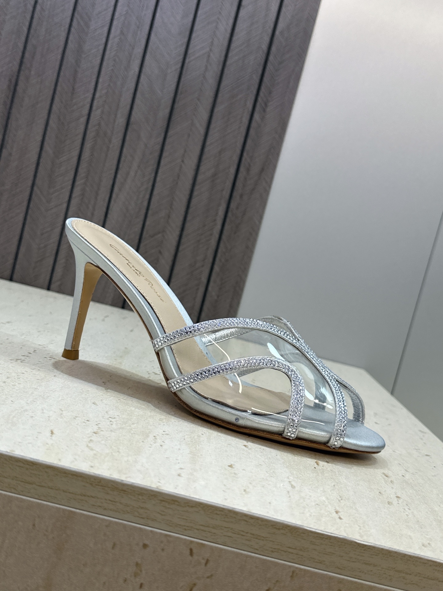 Gianvito Rossi 塞乔.罗茜2026春夏新款糖果色水钻女鞋 GR字母logo高跟圆头鱼嘴露趾拼色凉拖鞋 材质 Gianvito Rossi 塞乔.罗茜2026春夏新款糖果色水钻女鞋 GR字母logo高跟圆头鱼嘴露趾拼色凉拖鞋 材质