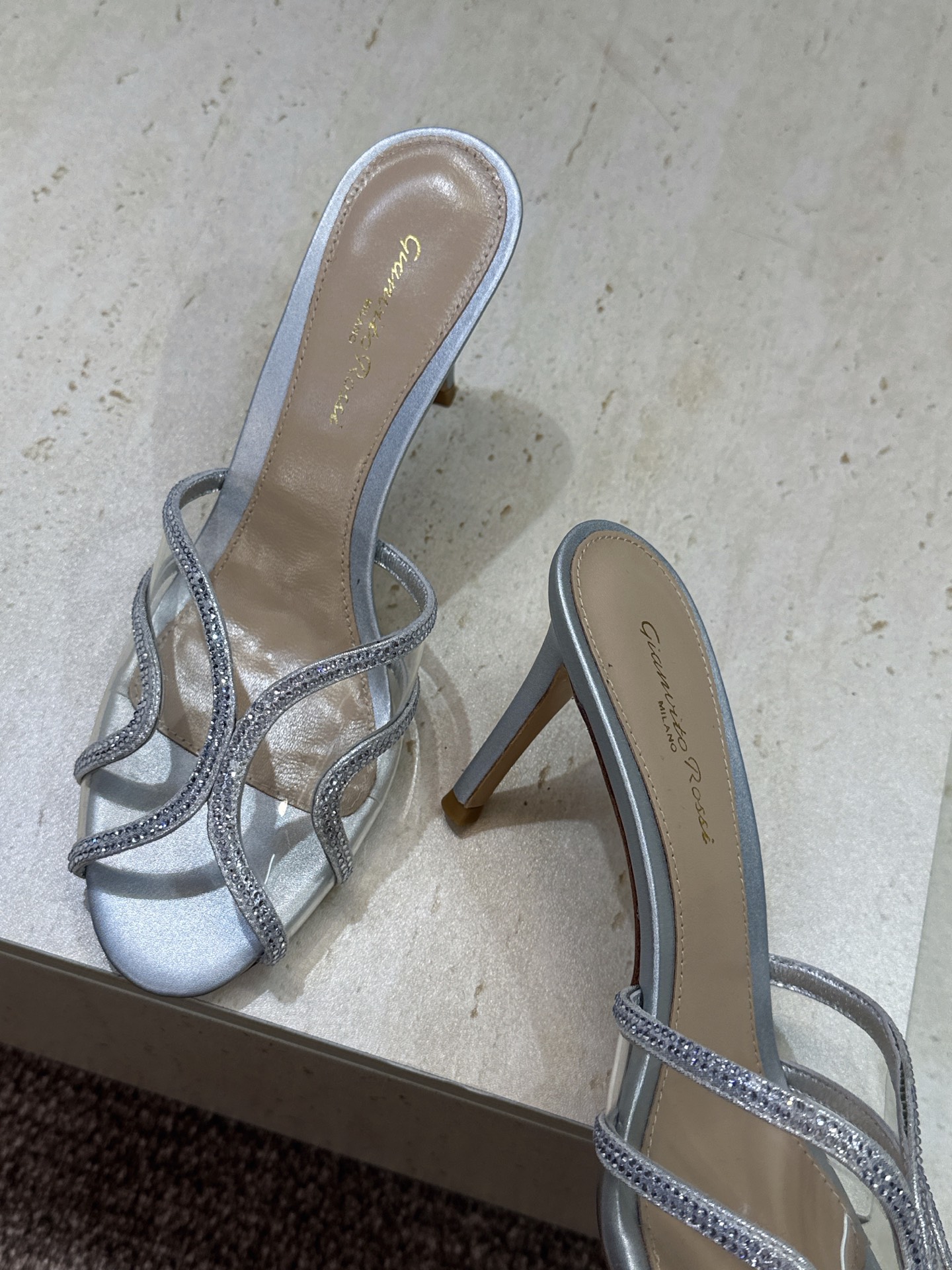 Gianvito Rossi 塞乔.罗茜2026春夏新款糖果色水钻女鞋 GR字母logo高跟圆头鱼嘴露趾拼色凉拖鞋 材质 Gianvito Rossi 塞乔.罗茜2026春夏新款糖果色水钻女鞋 GR字母logo高跟圆头鱼嘴露趾拼色凉拖鞋 材质