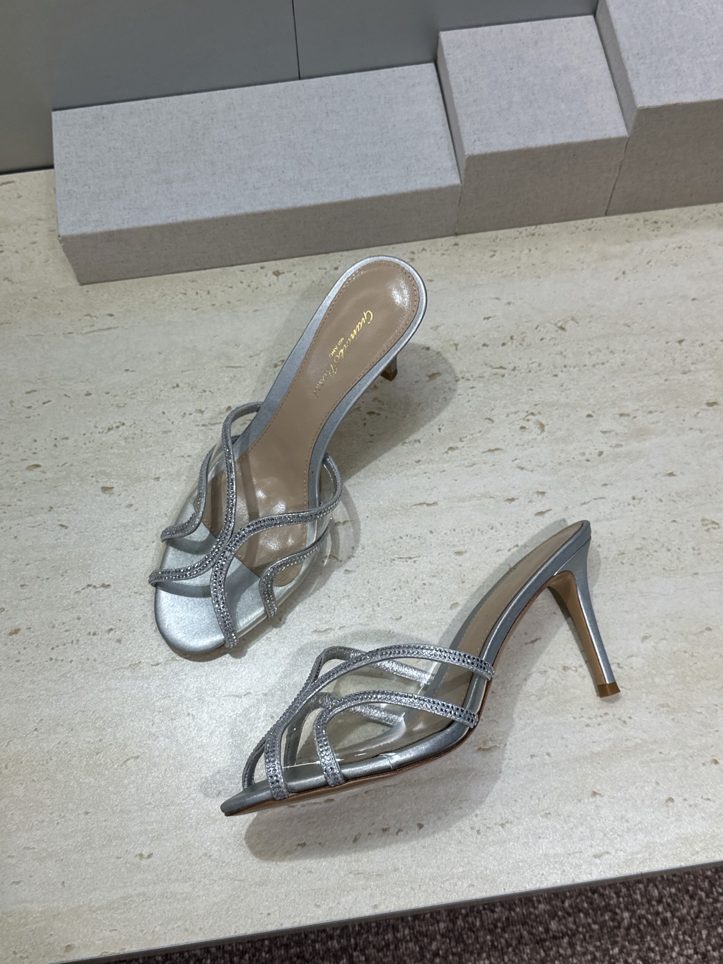 Gianvito Rossi 塞乔.罗茜2026春夏新款糖果色水钻女鞋 GR字母logo高跟圆头鱼嘴露趾拼色凉拖鞋 材质 Gianvito Rossi 塞乔.罗茜2026春夏新款糖果色水钻女鞋 GR字母logo高跟圆头鱼嘴露趾拼色凉拖鞋 材质