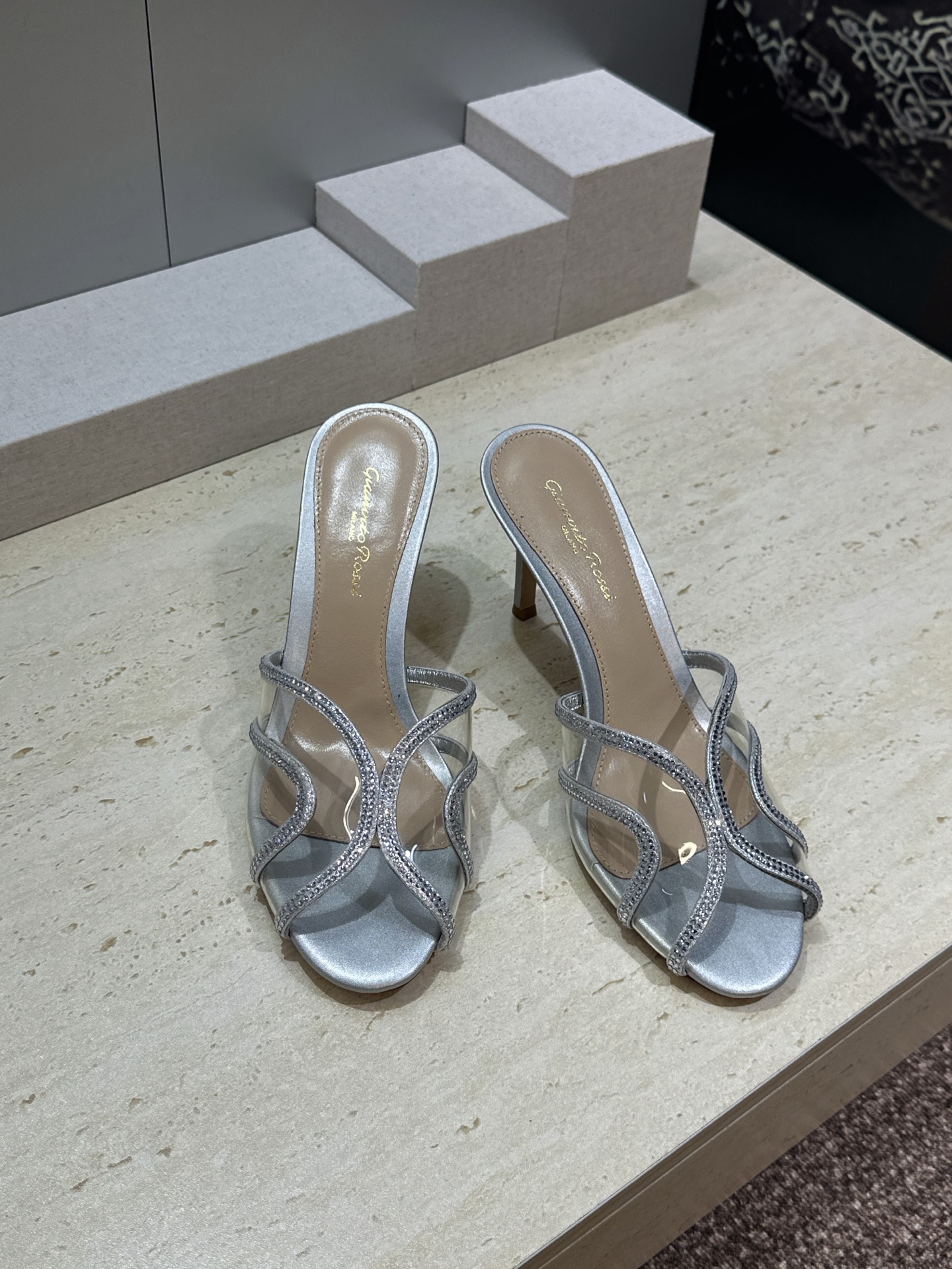 Gianvito Rossi 塞乔.罗茜2026春夏新款糖果色水钻女鞋 GR字母logo高跟圆头鱼嘴露趾拼色凉拖鞋 材质 Gianvito Rossi 塞乔.罗茜2026春夏新款糖果色水钻女鞋 GR字母logo高跟圆头鱼嘴露趾拼色凉拖鞋 材质