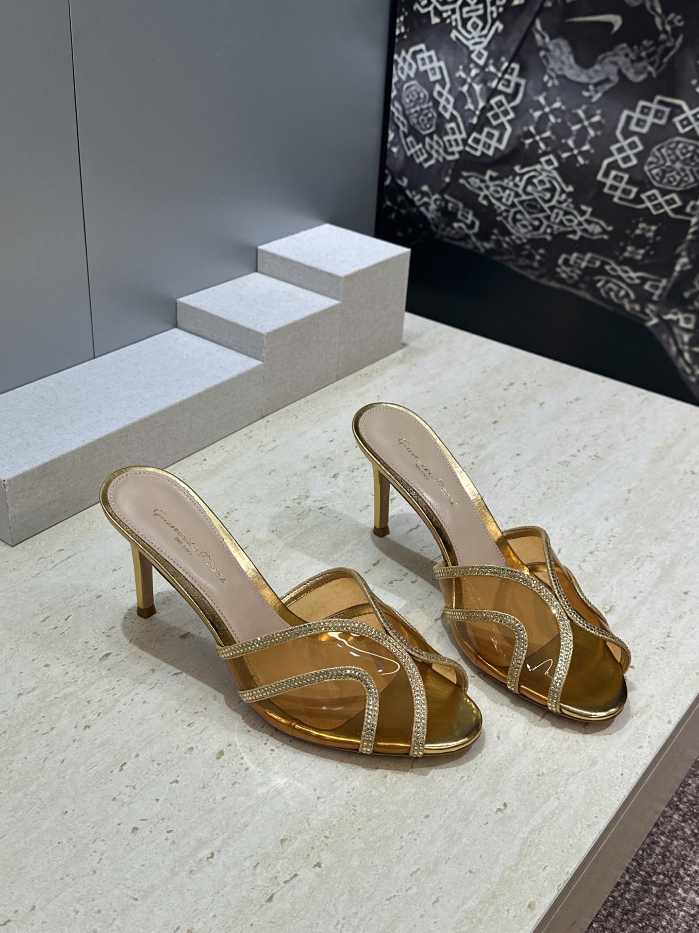 NO:926630,Gianvito Rossi 2026 spring and summer new candy-colored rhinestone women's shoes GR letter logo high-heeled round-head fish mouth open toe color-blocking sandals and slippers Material upper imported mixed sheepskin/imported metal sheepskin splicing environmentally friendly transparent film + water-dyed sheepskin lining + Italian genuine leather outsole Heel height: 8.5CM Size: 34-42 (34.40.41.42 custom-made and non-returnable), high heels and slippers, high  heels,slippers,sheepskin,leather soles19860909Gianvito Rossi 塞乔.罗茜2026春夏新款糖果色水钻女鞋 GR字母logo高跟圆头鱼嘴露趾拼色凉拖鞋 材质鞋面进口混种羊皮/进口金属羊皮拼接环保透明胶片+水染羊皮内里+意大利真皮大底 跟高:8.5CM Size:34-42(34.40.41.42定做不退换）,高跟鞋拖鞋,high heels,slippers,sheepskin,Leather soles,Women's Shoes