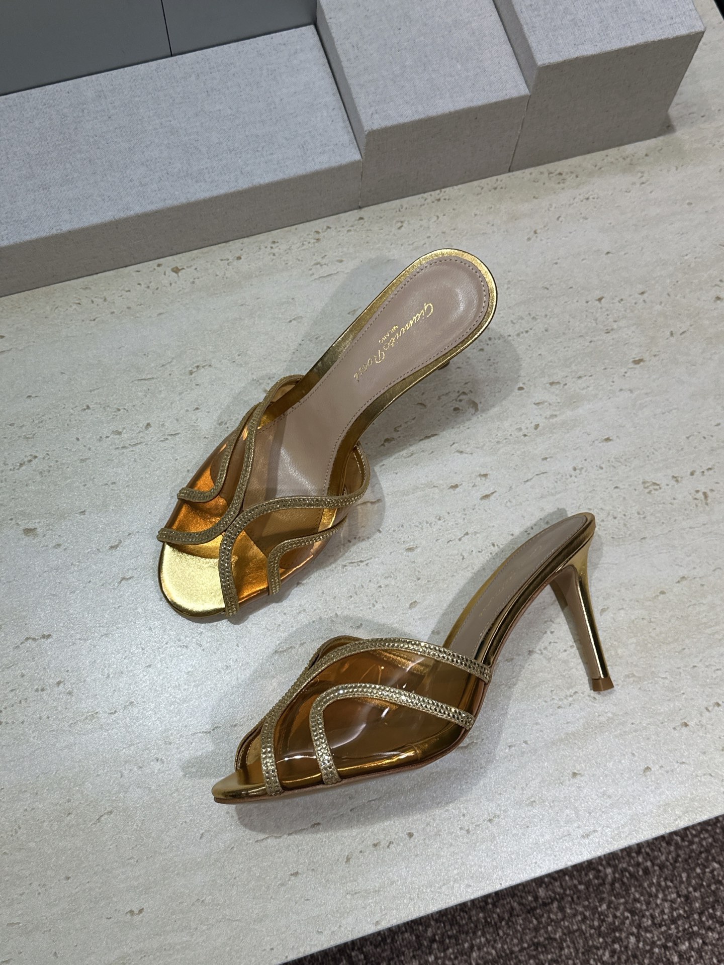Gianvito Rossi 塞乔.罗茜2026春夏新款糖果色水钻女鞋 GR字母logo高跟圆头鱼嘴露趾拼色凉拖鞋 材质 Gianvito Rossi 塞乔.罗茜2026春夏新款糖果色水钻女鞋 GR字母logo高跟圆头鱼嘴露趾拼色凉拖鞋 材质