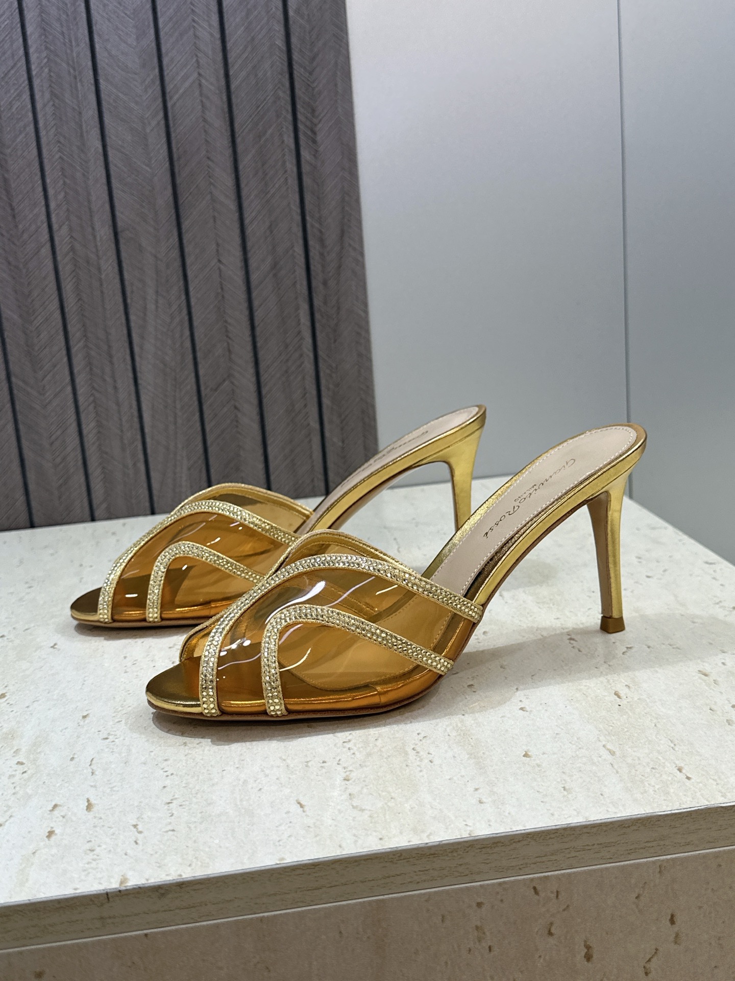 Gianvito Rossi 塞乔.罗茜2026春夏新款糖果色水钻女鞋 GR字母logo高跟圆头鱼嘴露趾拼色凉拖鞋 材质 Gianvito Rossi 塞乔.罗茜2026春夏新款糖果色水钻女鞋 GR字母logo高跟圆头鱼嘴露趾拼色凉拖鞋 材质