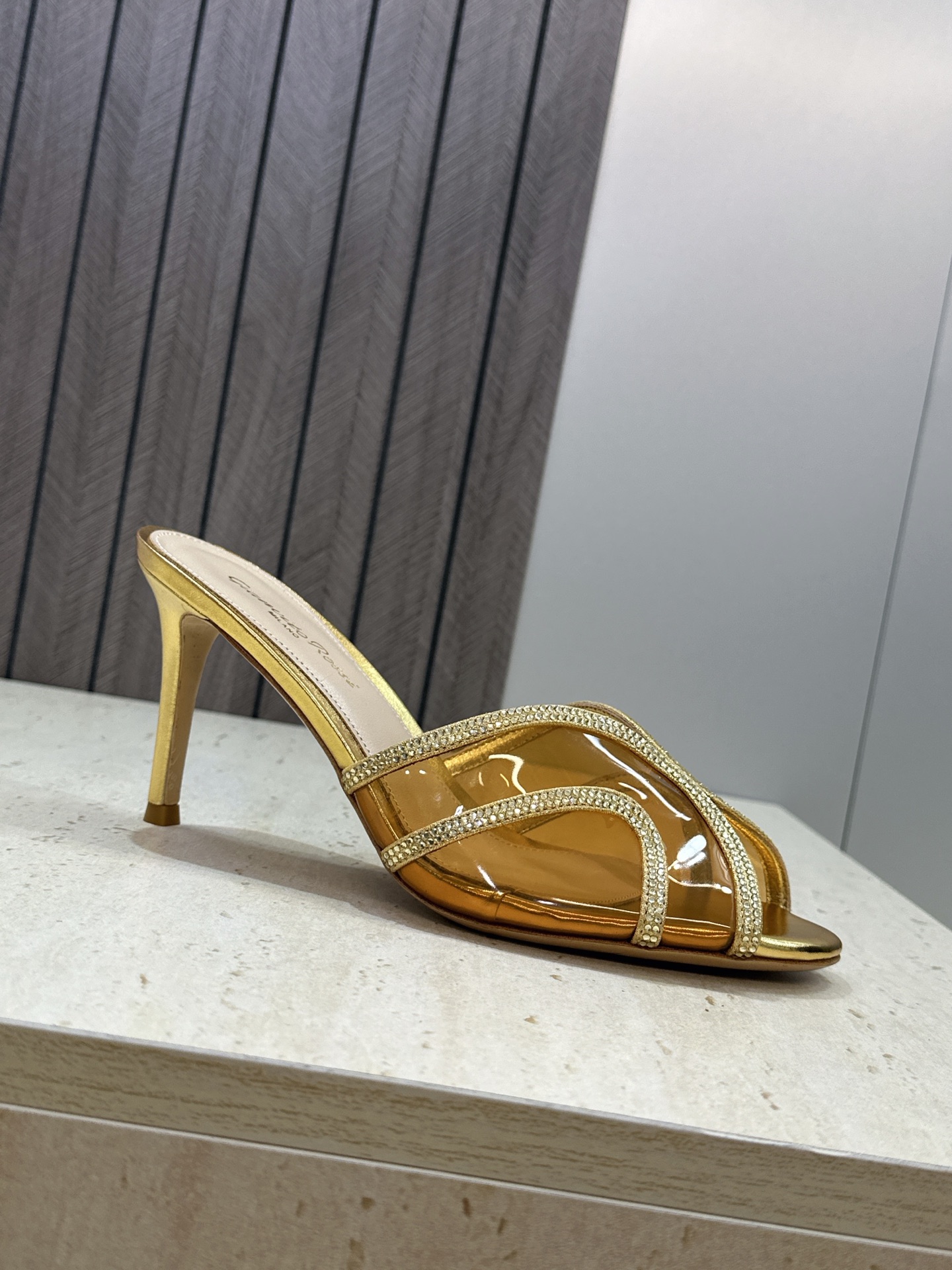 Gianvito Rossi 塞乔.罗茜2026春夏新款糖果色水钻女鞋 GR字母logo高跟圆头鱼嘴露趾拼色凉拖鞋 材质 Gianvito Rossi 塞乔.罗茜2026春夏新款糖果色水钻女鞋 GR字母logo高跟圆头鱼嘴露趾拼色凉拖鞋 材质