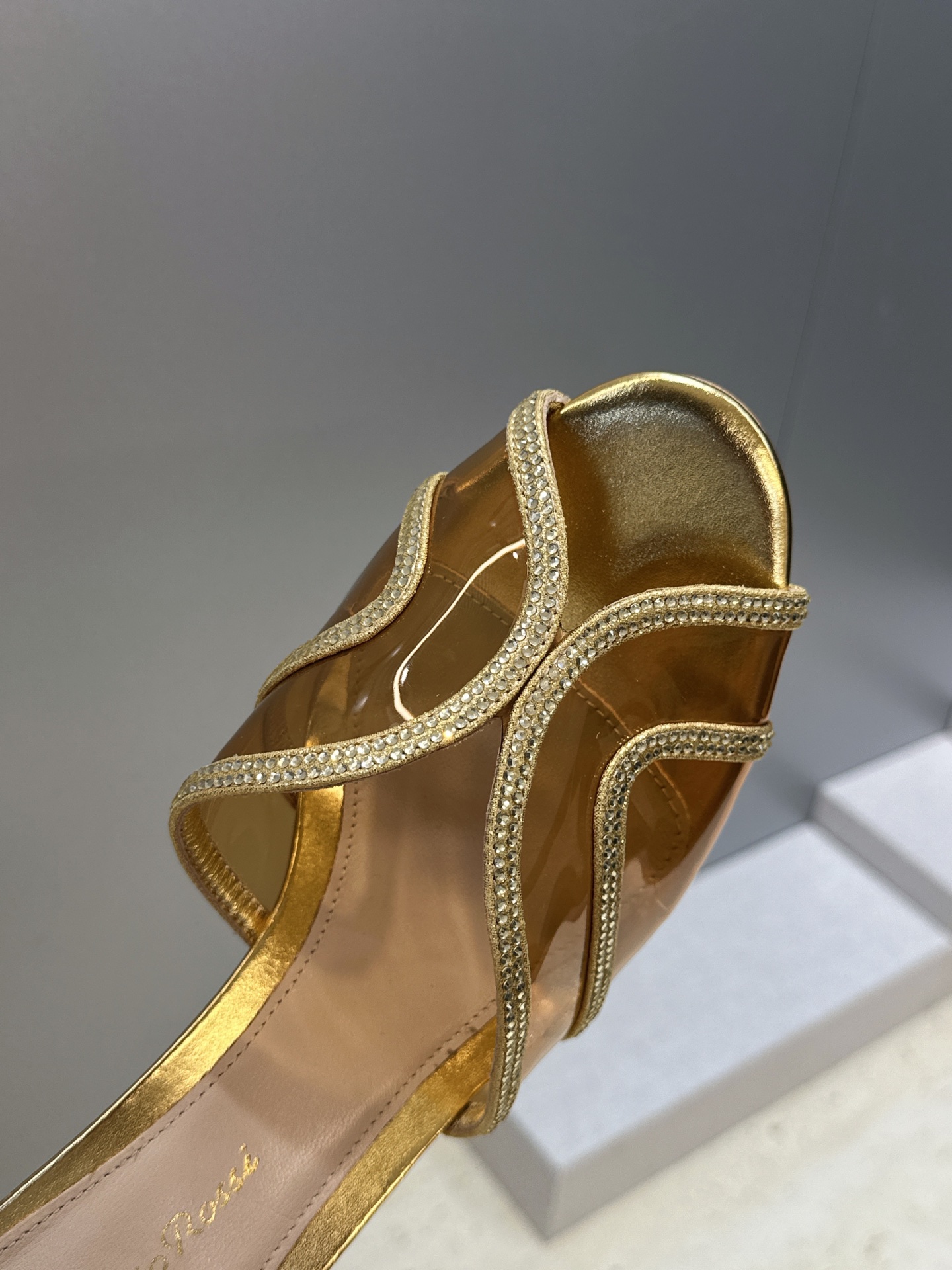 Gianvito Rossi 塞乔.罗茜2026春夏新款糖果色水钻女鞋 GR字母logo高跟圆头鱼嘴露趾拼色凉拖鞋 材质 Gianvito Rossi 塞乔.罗茜2026春夏新款糖果色水钻女鞋 GR字母logo高跟圆头鱼嘴露趾拼色凉拖鞋 材质