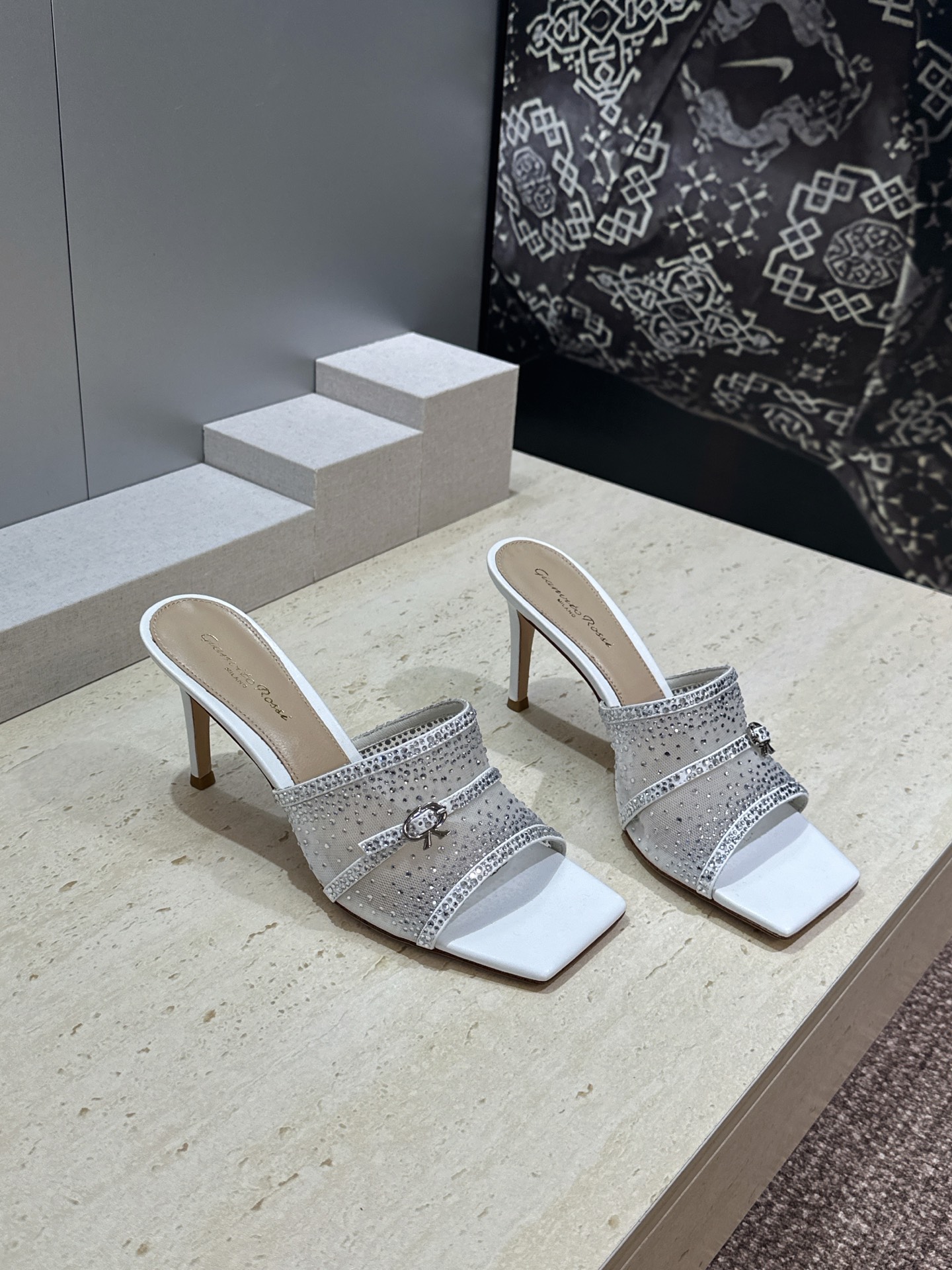 Gianvito Rossi 塞乔.罗茜2026春夏新款水钻女鞋 GR字母logo高跟方头鱼嘴露趾凉拖鞋 材质:鞋面进口 Gianvito Rossi 塞乔.罗茜2026春夏新款水钻女鞋 GR字母logo高跟方头鱼嘴露趾凉拖鞋 材质:鞋面进口