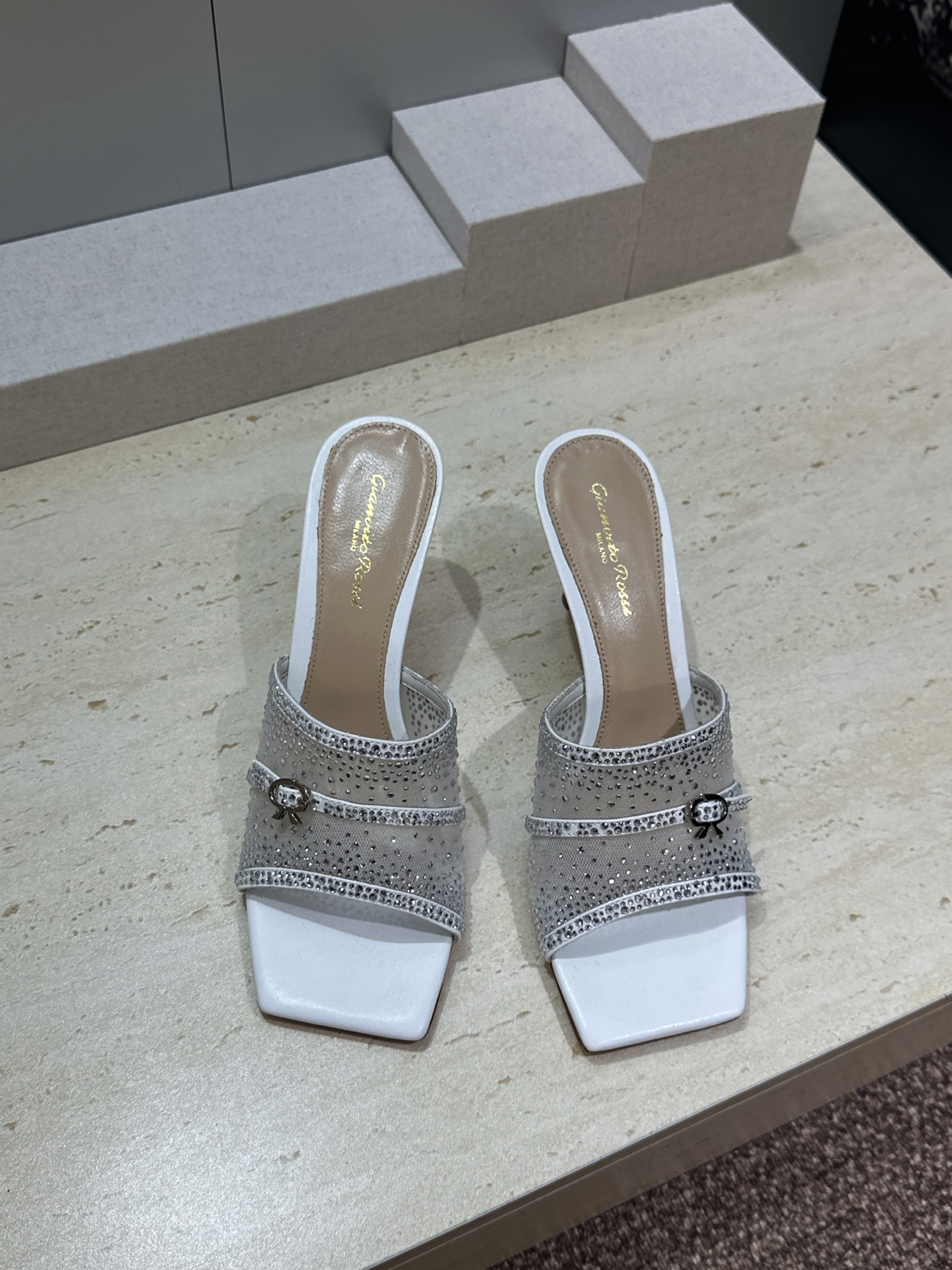 Gianvito Rossi 塞乔.罗茜2026春夏新款水钻女鞋 GR字母logo高跟方头鱼嘴露趾凉拖鞋 材质:鞋面进口 Gianvito Rossi 塞乔.罗茜2026春夏新款水钻女鞋 GR字母logo高跟方头鱼嘴露趾凉拖鞋 材质:鞋面进口