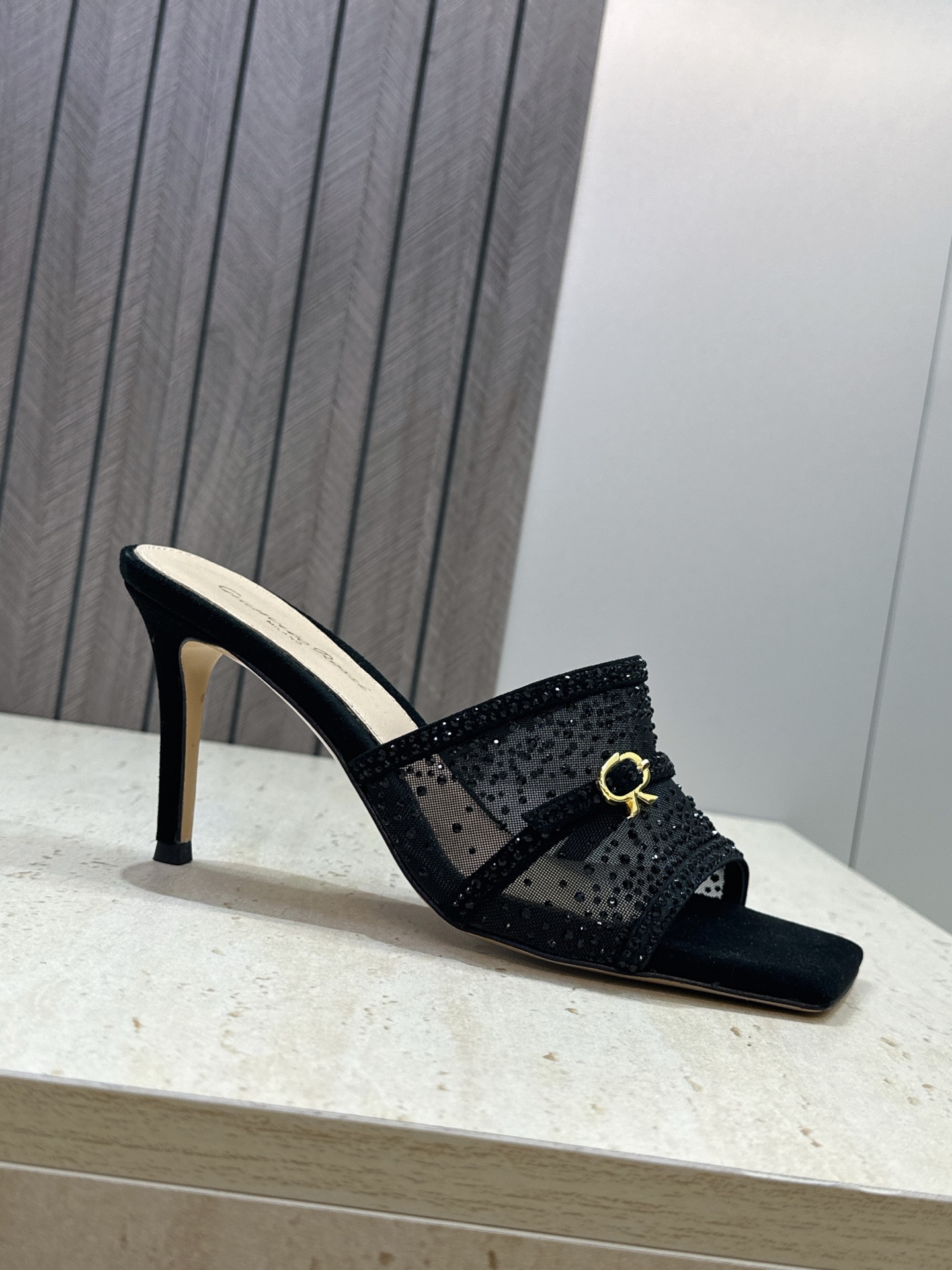 Gianvito Rossi 塞乔.罗茜2026春夏新款水钻女鞋 GR字母logo高跟方头鱼嘴露趾凉拖鞋 材质:鞋面进口 Gianvito Rossi 塞乔.罗茜2026春夏新款水钻女鞋 GR字母logo高跟方头鱼嘴露趾凉拖鞋 材质:鞋面进口
