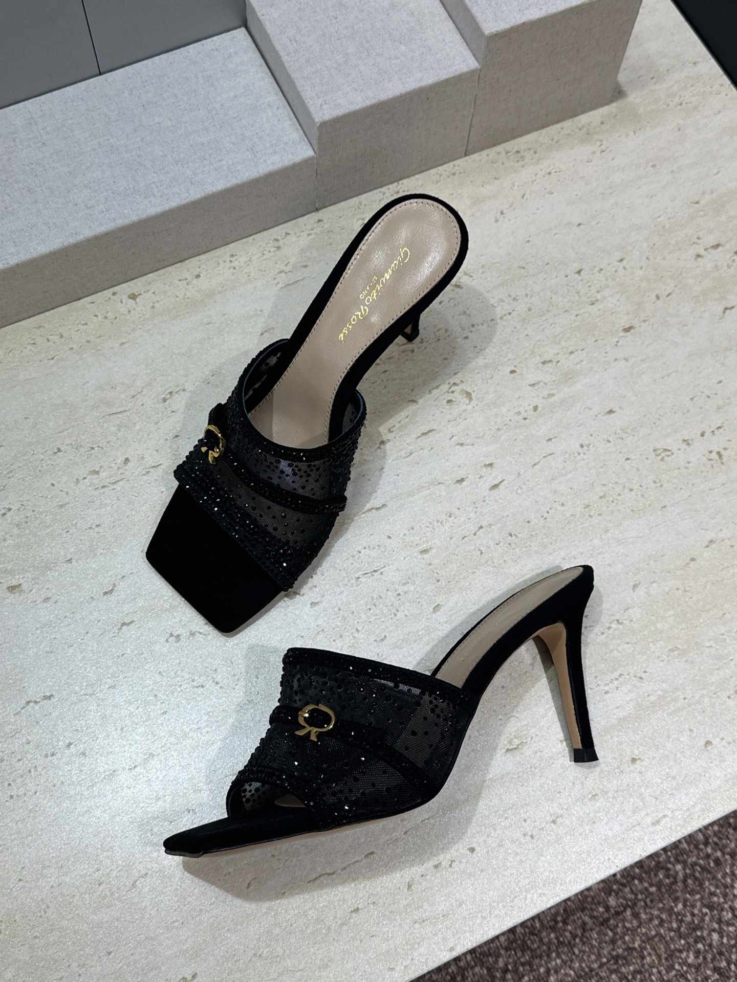 Gianvito Rossi 塞乔.罗茜2026春夏新款水钻女鞋 GR字母logo高跟方头鱼嘴露趾凉拖鞋 材质:鞋面进口 Gianvito Rossi 塞乔.罗茜2026春夏新款水钻女鞋 GR字母logo高跟方头鱼嘴露趾凉拖鞋 材质:鞋面进口